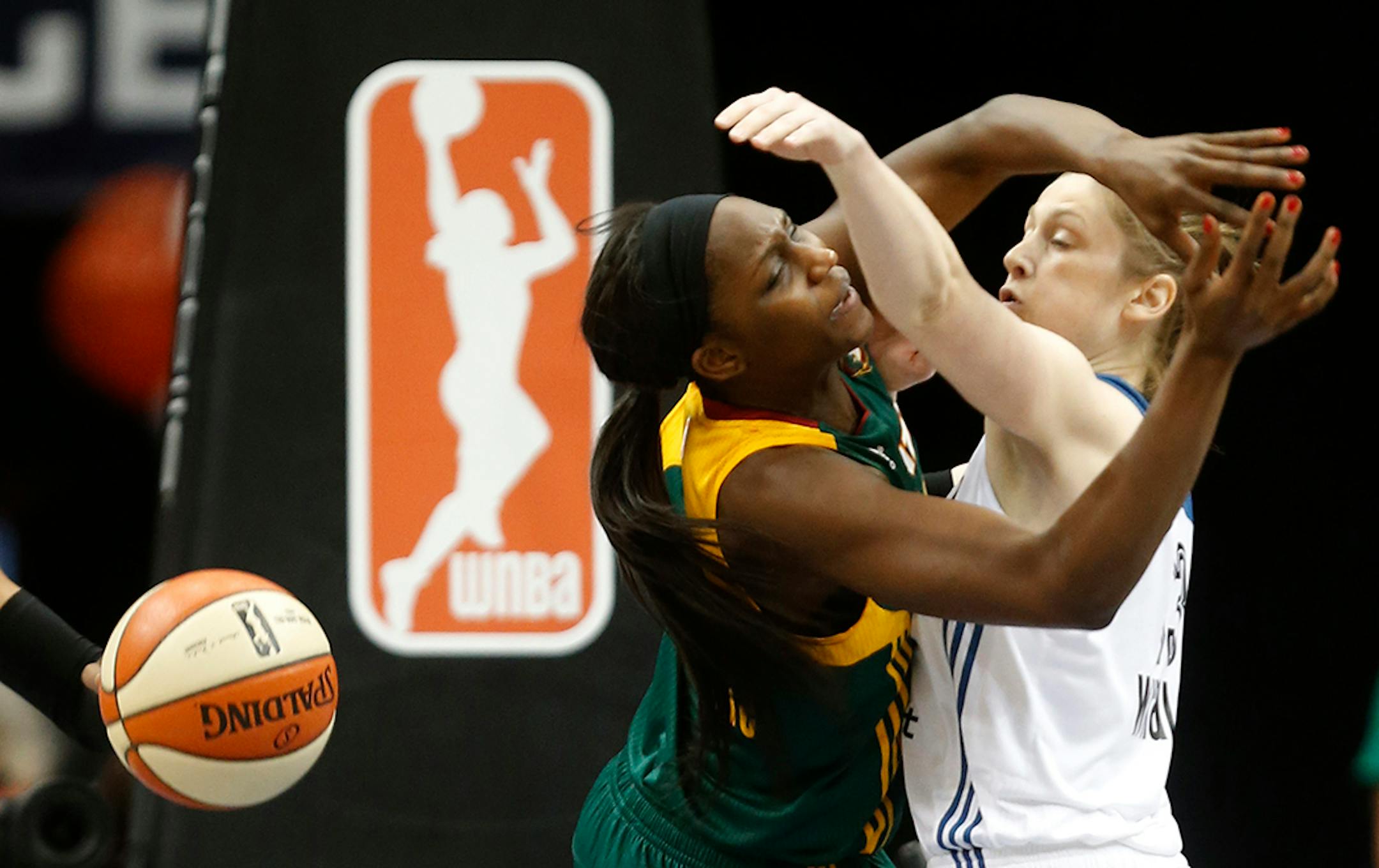 Lynx Lindsay Whalen blocked the shot of Seattle's Crystal Langhorne during the first half.
