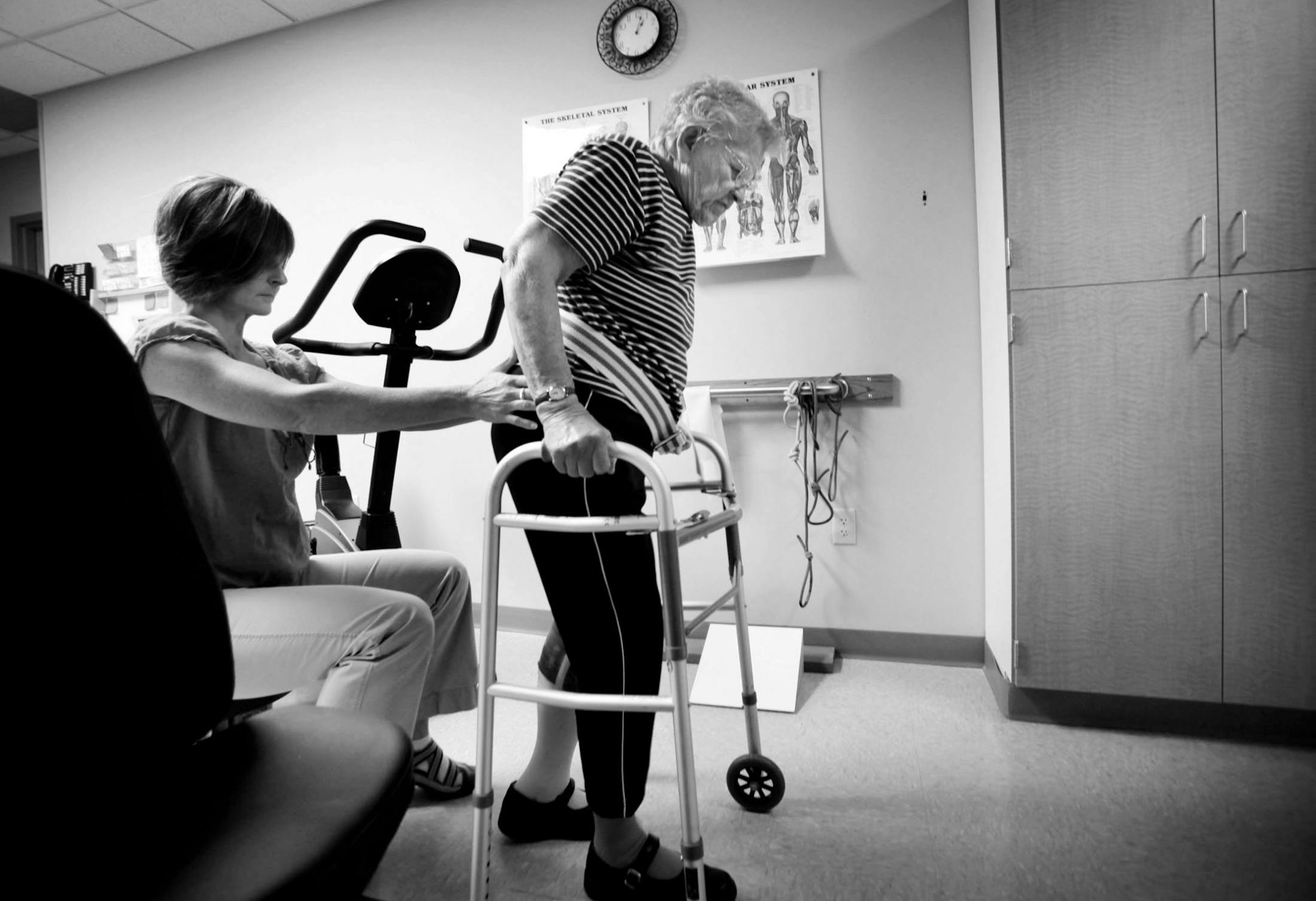 Braun walks on her prosthetic leg under the guidance of Steil.