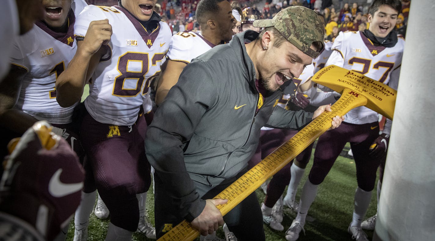 Minnesota's linebacker Blake Cashman, who was ejected from the game in the second quarter for a targeting call, got a chance to grab the Paul Bunyan's Axe as Minnesota defeated Wisconsin 37-15 at Camp Randall Stadium, Saturday, November 24, 2018 in Madison, Wis. ] ELIZABETH FLORES &#x2022; liz.flores@startribune.com