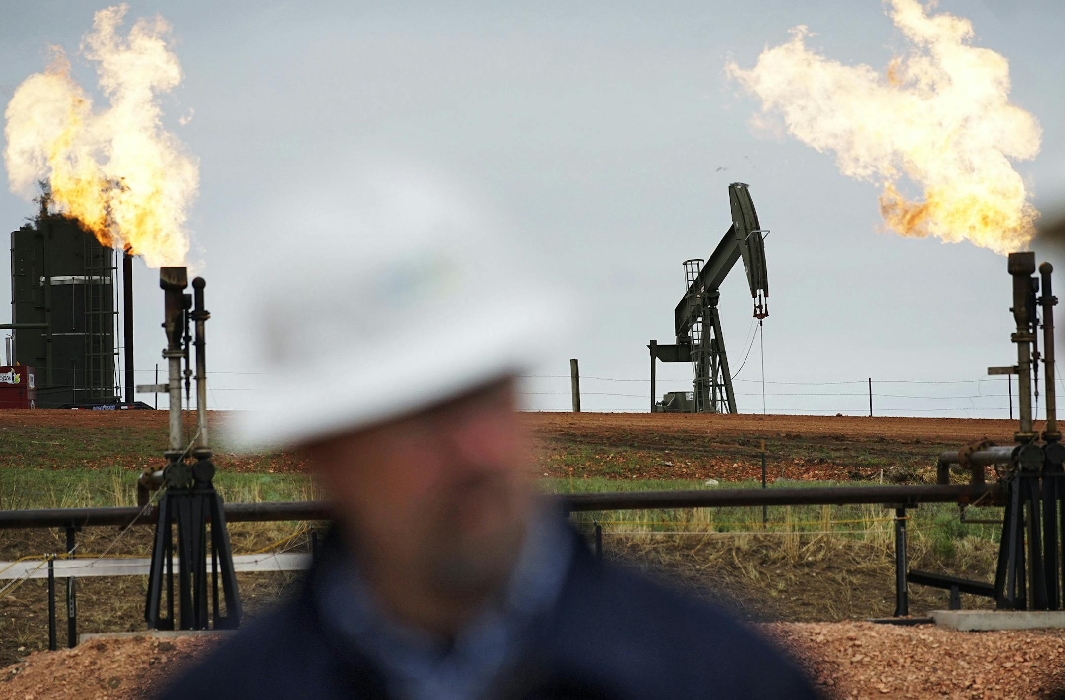 While most of the gas is captured at an oil well, some of it is flared off. The collapse in 2016 created a sea of red ink for oil companies and bankrupted some outright. But it also spurred survivors to boost productivity. They are leaner, more fit to cope with oil prices at $50 a barrel. (Richard Tsong-Taatarii/Minneapolis Star Tribune/TNS) ORG XMIT: 1216936