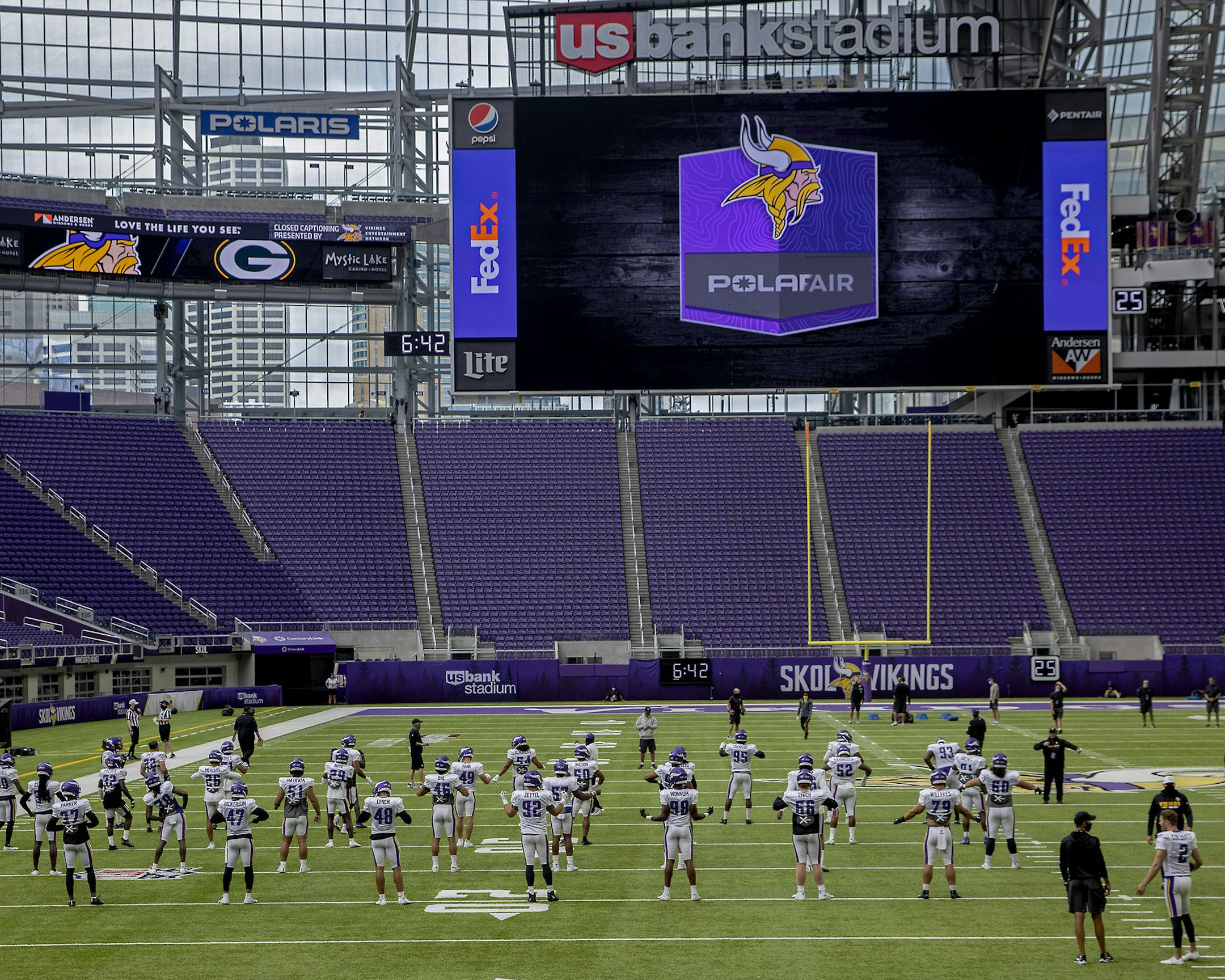 The Minnesota Vikings warmed up on the field at US Bank Stadium, Friday, August 28, 2020 in Minneapolis, MN. ] ELIZABETH FLORES • liz.flores@startribune.com