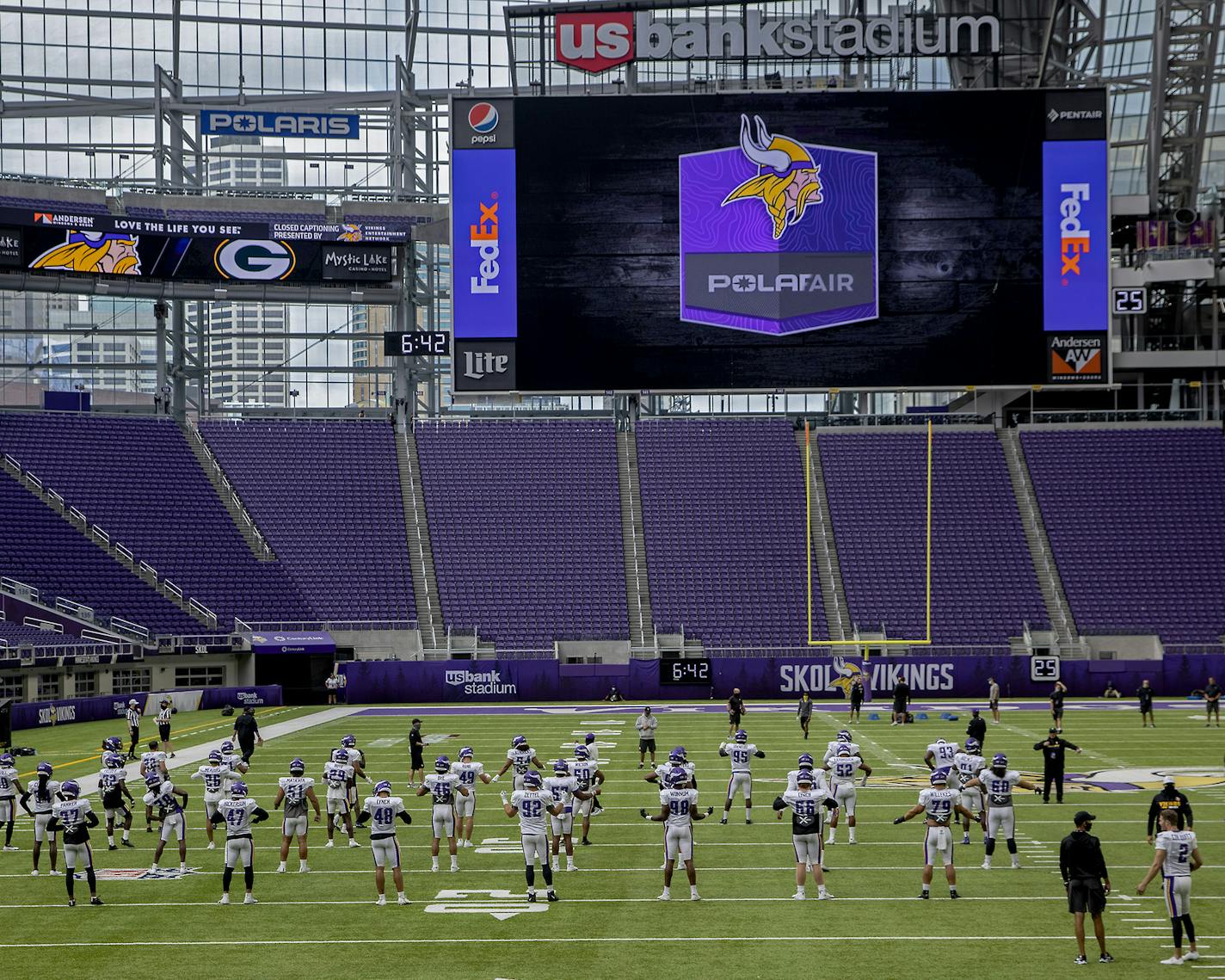 The Minnesota Vikings warmed up on the field at US Bank Stadium, Friday, August 28, 2020 in Minneapolis, MN. ] ELIZABETH FLORES • liz.flores@startribune.com