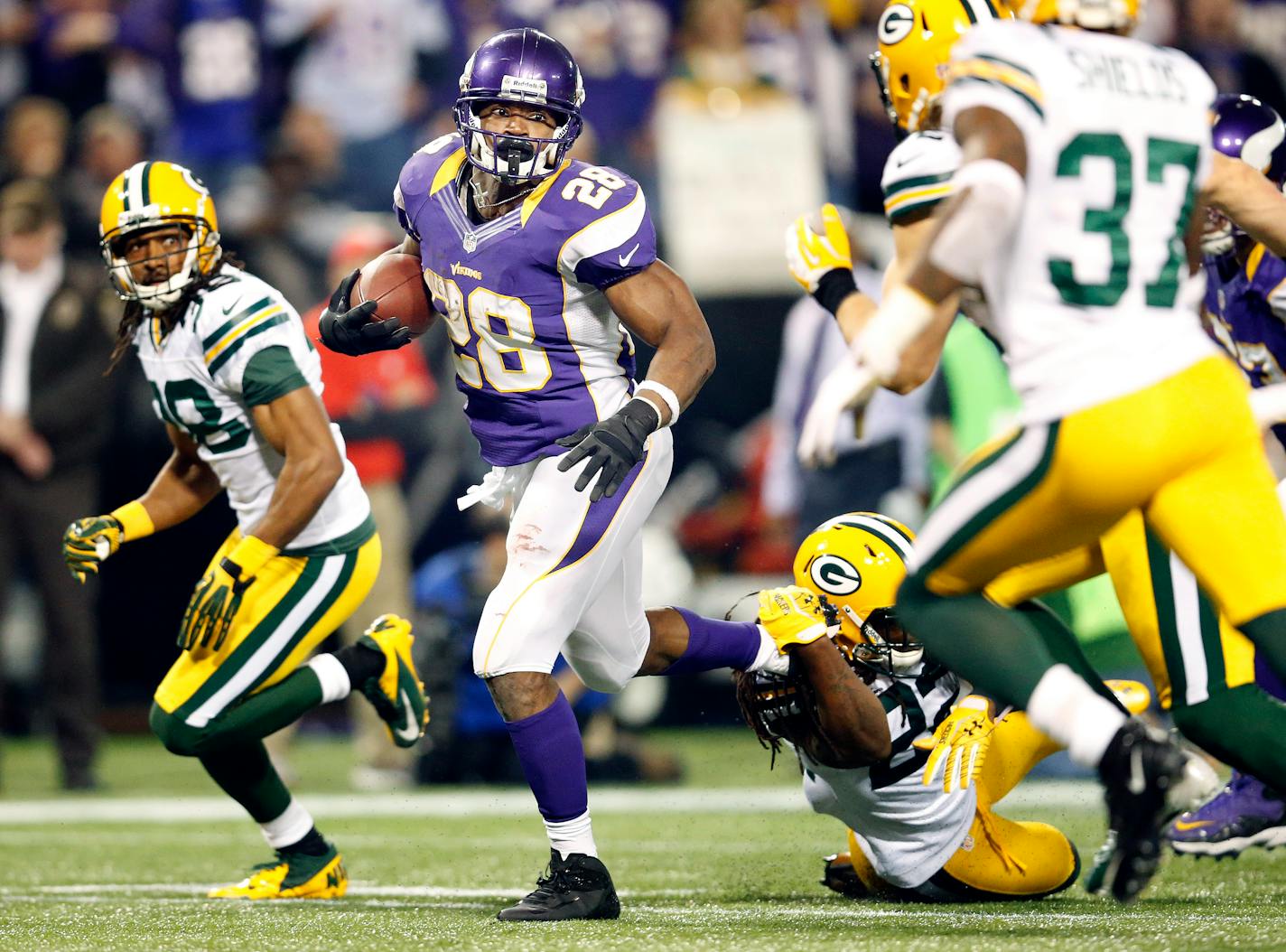 Vikings running back Adrian Peterson (28) ran for a 12- yard gain for a first down in the fourth quarter. ] CARLOS GONZALEZ cgonzalez@startribune.com - December 30, 2012 â€" Mall of America Field â€" The Metrodome - Minneapolis, Minn, NFL, Minnesota Vikings vs. Green Bay Packers ORG XMIT: MIN1212301933472140