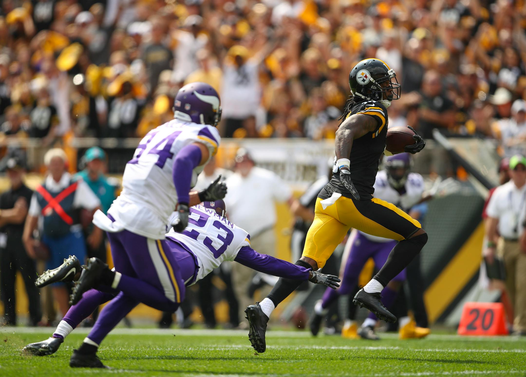 Steelers wide receiver Martavis Bryant caught a pass for a 27-yard touchdown