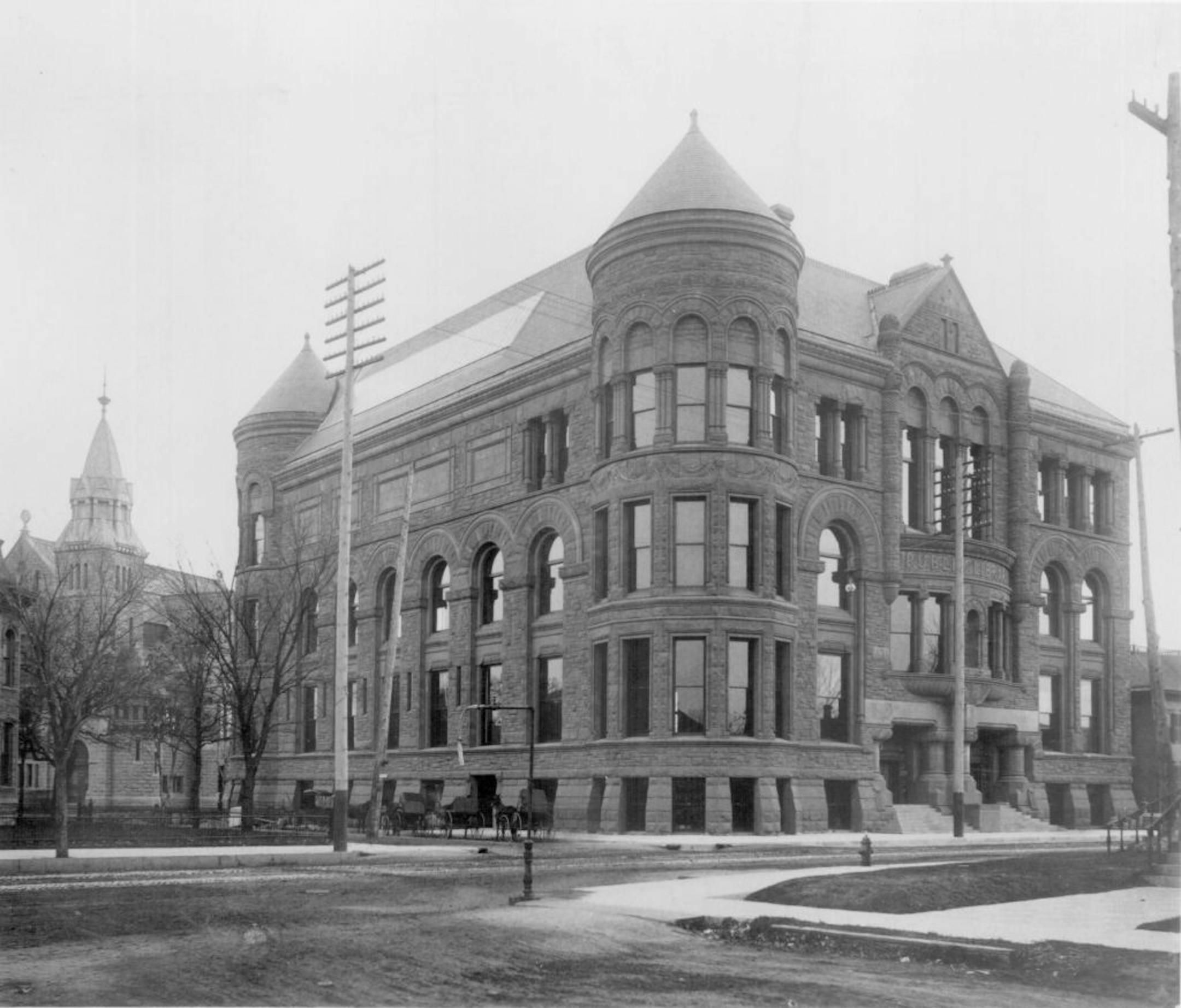 1893 photo of main Minneapolis library at 10th and Hennepin
