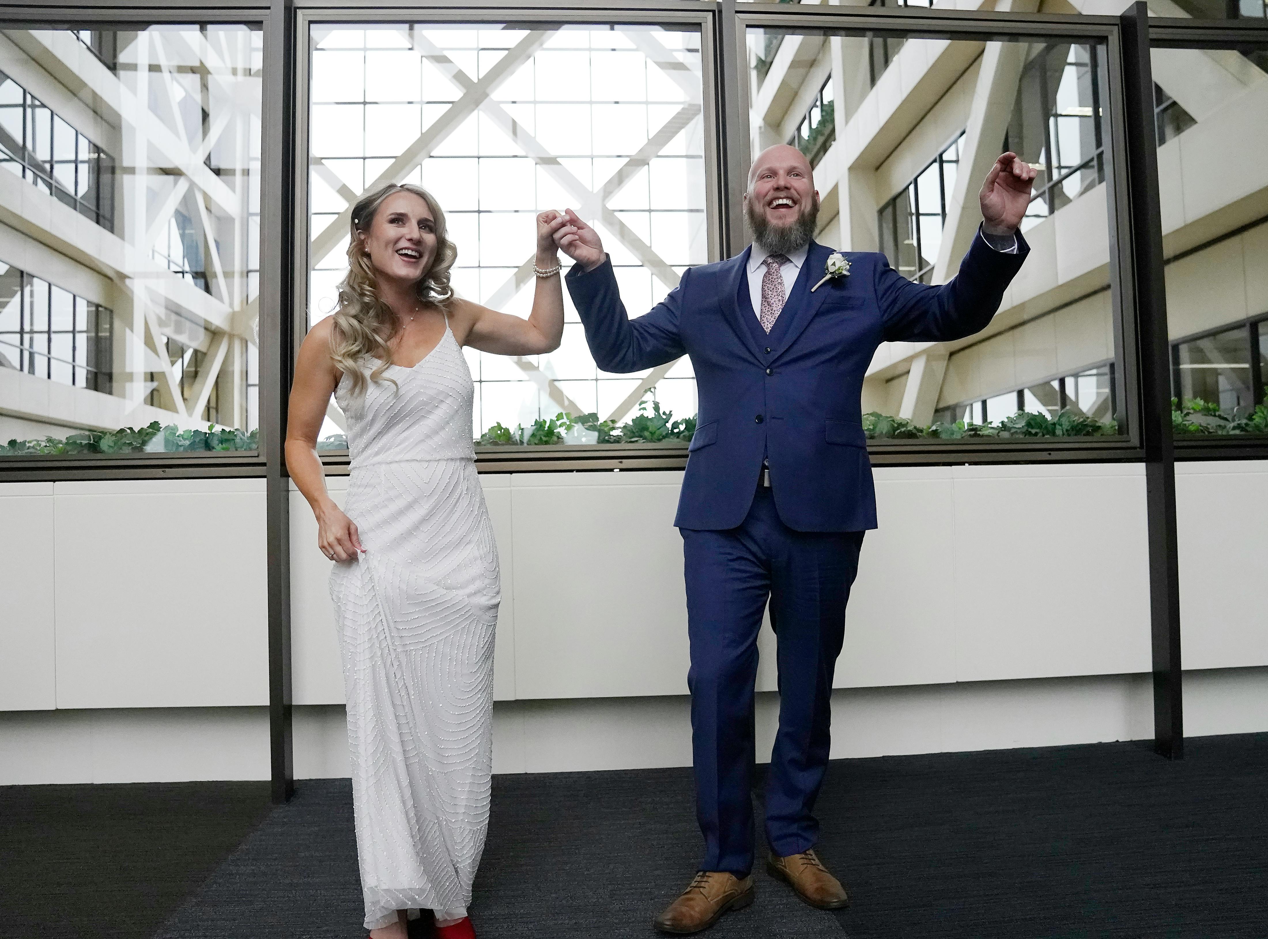 valentine-s-tradition-returns-24-couples-get-married-at-the-hennepin