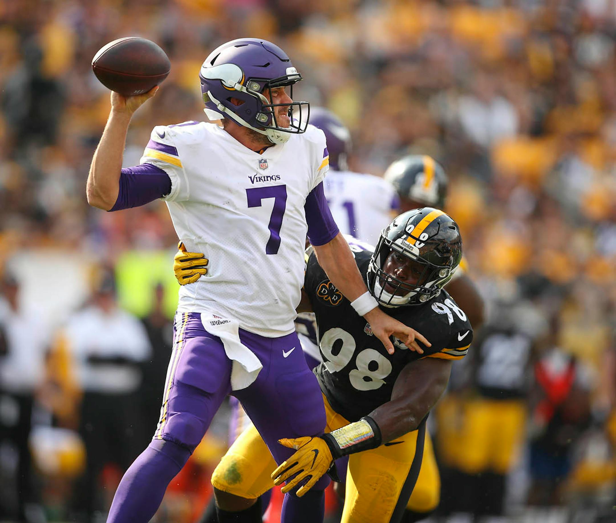 Minnesota Vikings quarterback Case Keenum got ready to throw an incomplete pass while being pressured by Pittsburgh Steelers inside linebacker Vince Williams (98) in the fourth quarter.