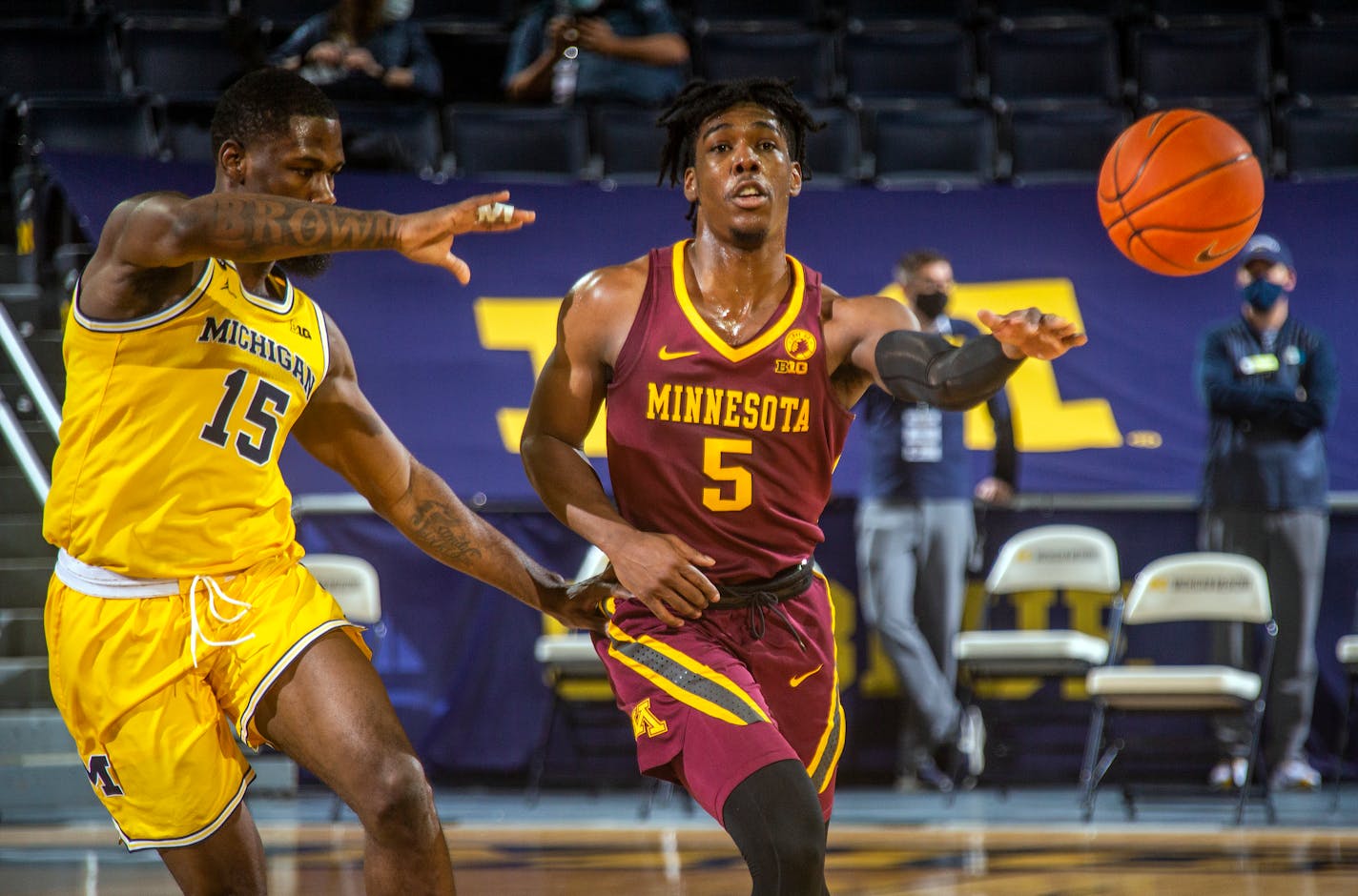 Michigan guard Chaundee Brown Jr. (15) defends Minnesota guard Marcus Carr (5) in the first half of an NCAA college basketball game at Crisler Center in Ann Arbor, Mich., Wednesday, Jan. 6, 2021. (AP Photo/Tony Ding)