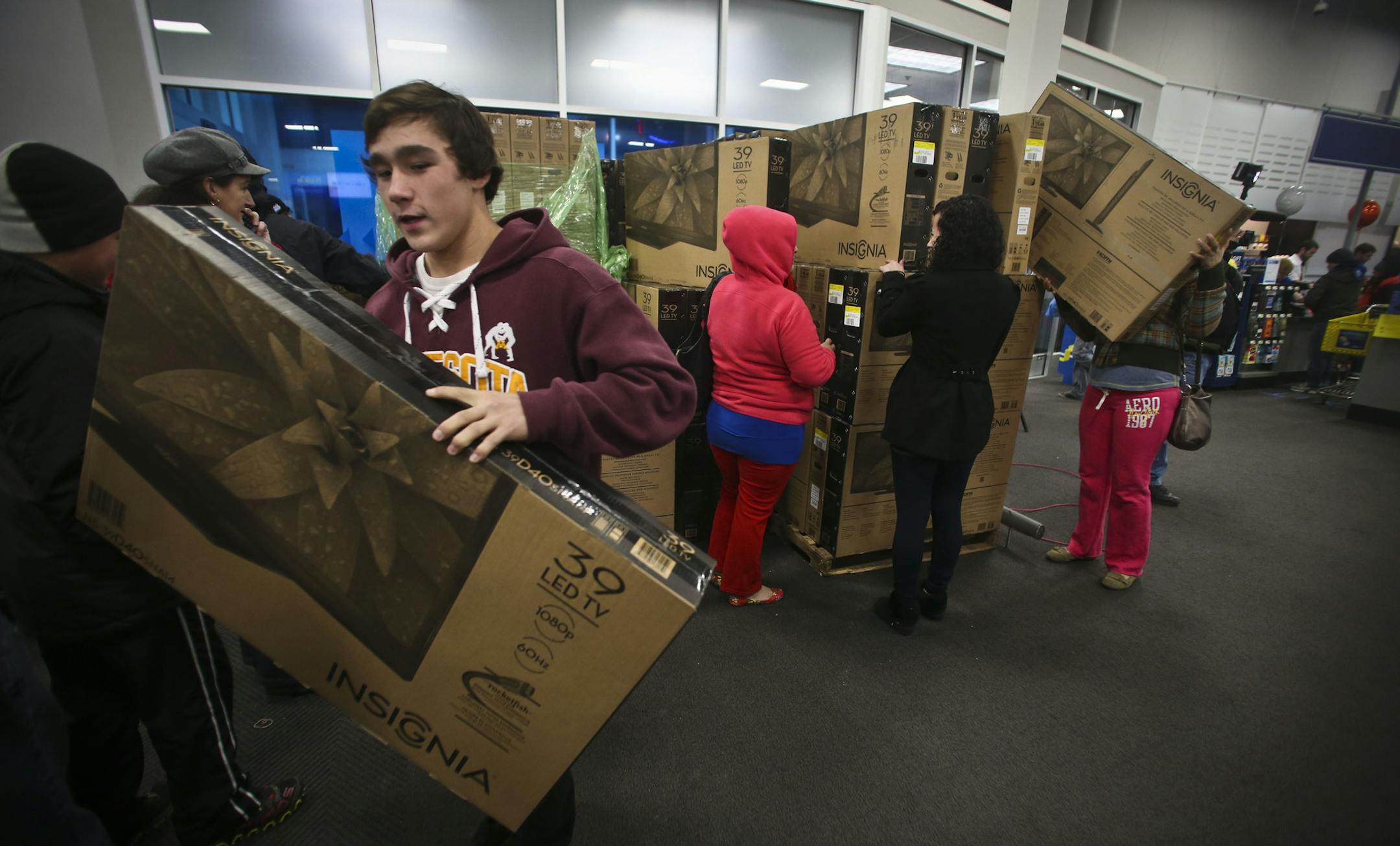 People grabbed LED televisions as the doors opened at 6 p.m. for Black Friday shopping at Best Buy on Thursday, November 28, 2013 in Roseville, Minn. ] RENEE JONES SCHNEIDER • reneejones@startribune.com
