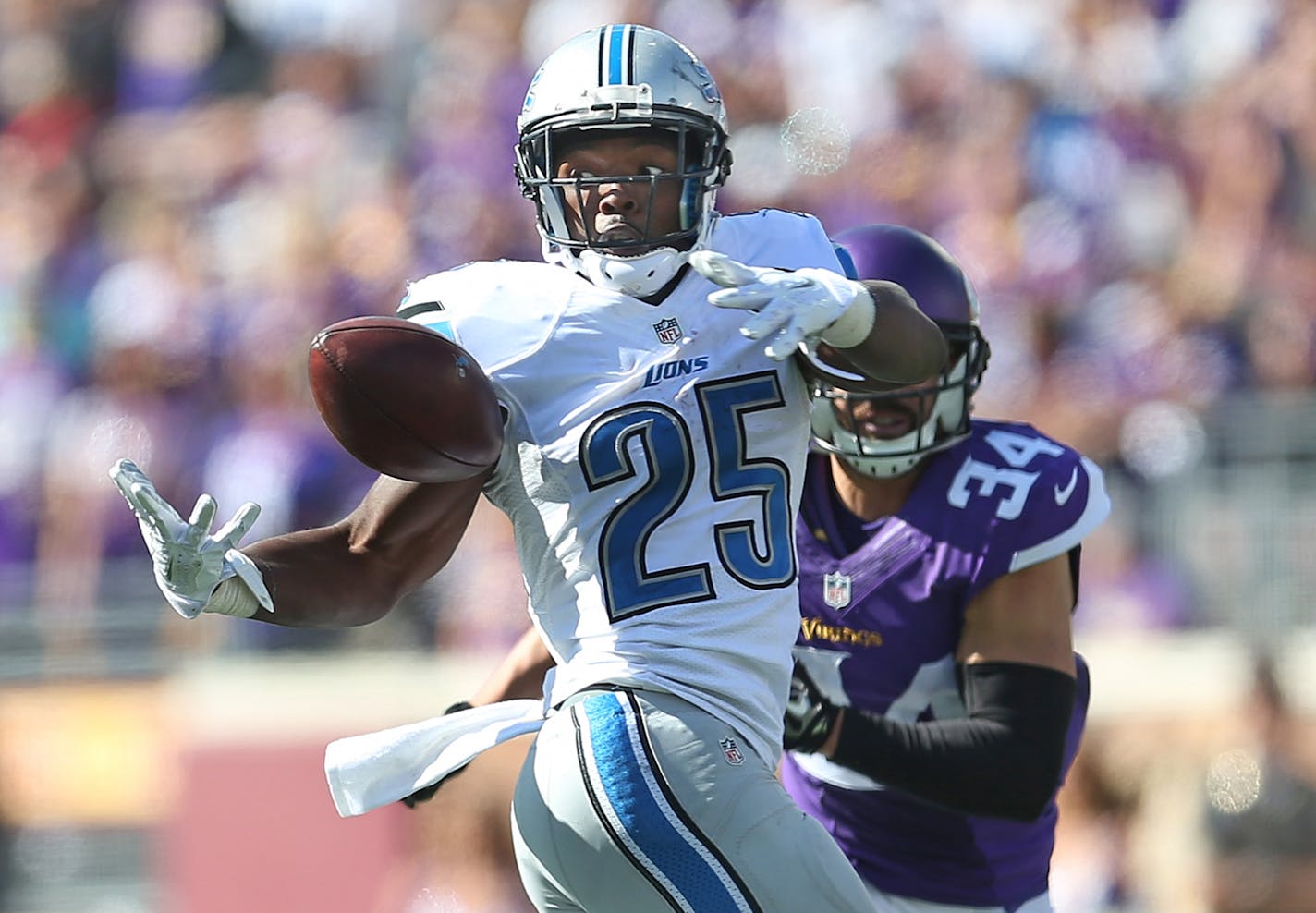 Andrew Sendejo (34) covered Detroit's Theo Riddick.