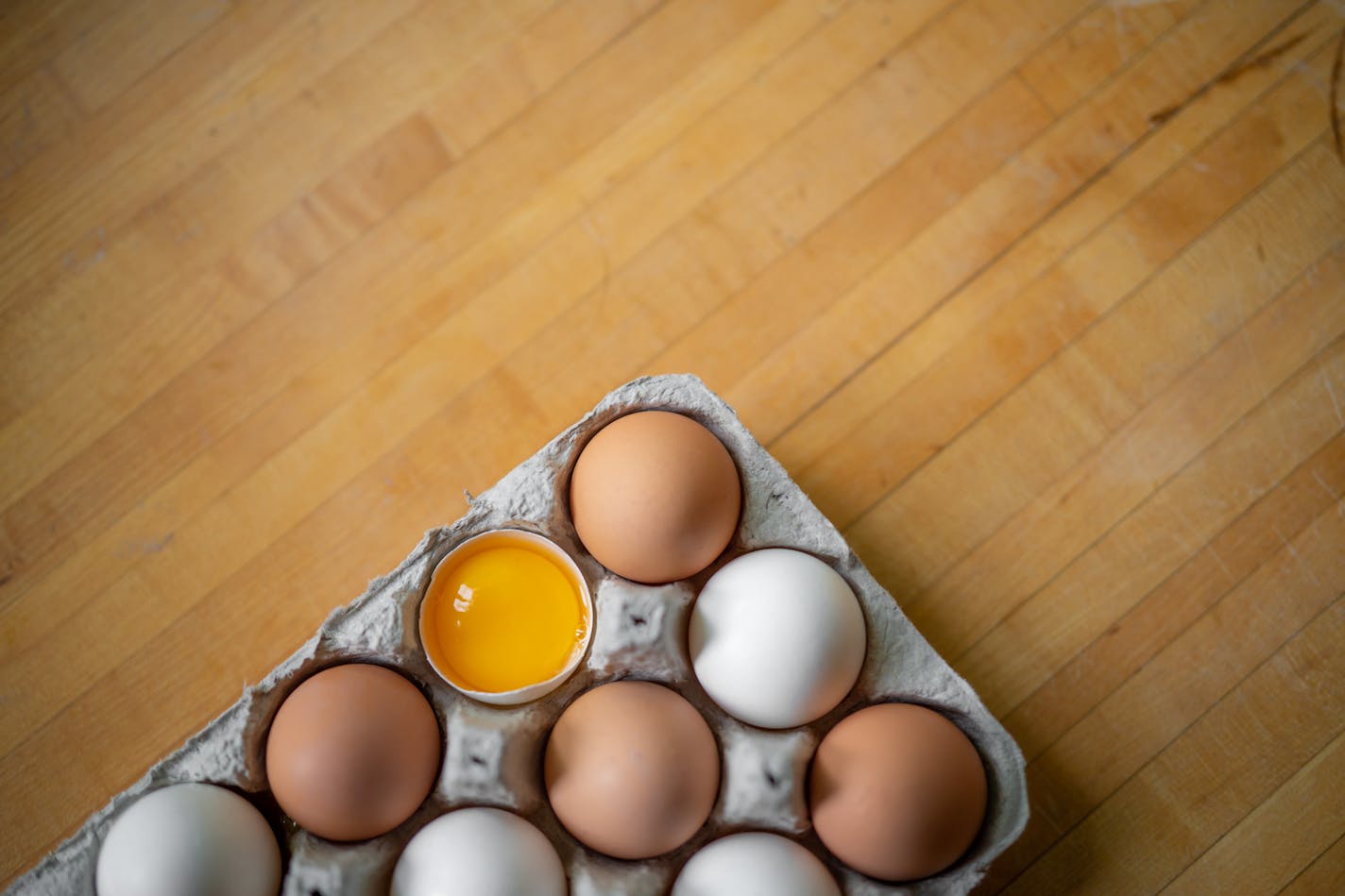 LEDE/ Baking Central looks at what eggs do in a recipe, specifically meringues/ freelancer Kim Ode. Need lede art and jump with 2 separate focus: one on whole eggs to reflect story) and the other on the finished dish, a meringue filled with lemon curd. Lee will style food. Takes place in reporter Kim Ode's kitchen. ] GLEN STUBBE &#xef; glen.stubbe@startribune.com Wednesday, October 10, 2018