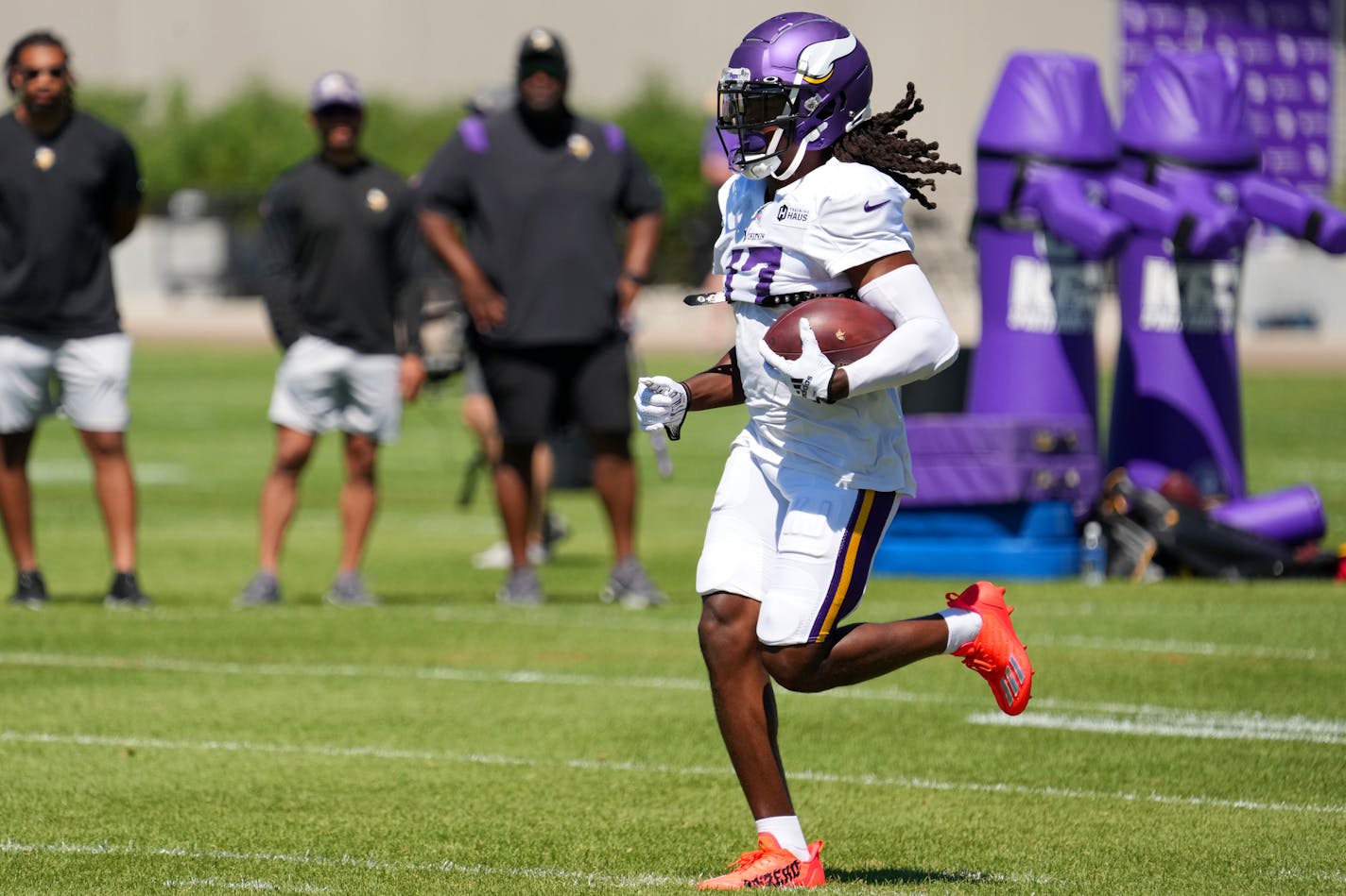 Minnesota Vikings wide receiver K.J. Osborn (17) practices kick returns during training camp Wednesday, Aug. 3, 2022 at the TCO Performance Center in Eagan, Minn. ] ANTHONY SOUFFLE • anthony.souffle@startribune.com