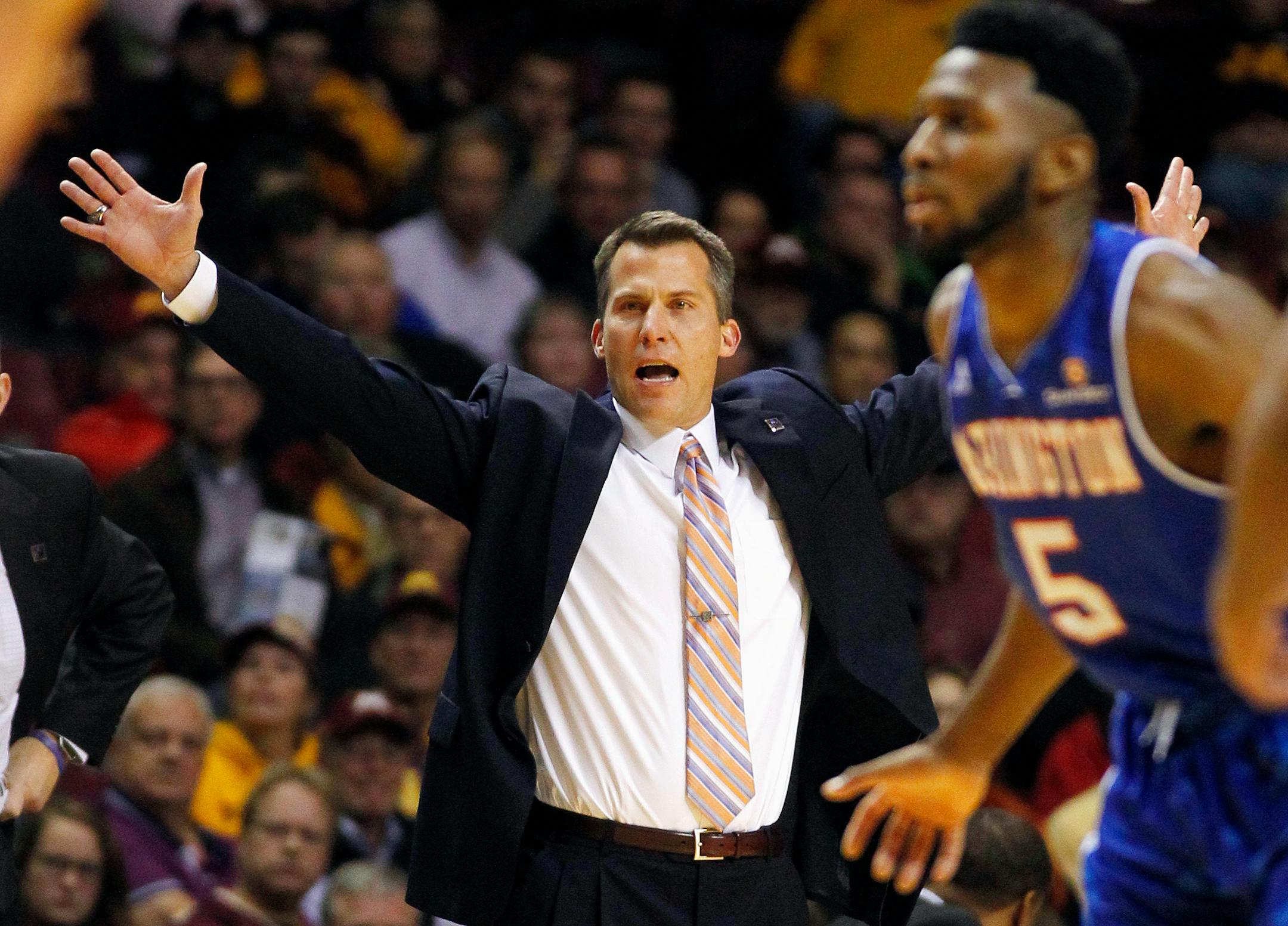 Texas Arlington head coach Scott Cross gestures against Minnesota during the first half of a basketball game on Monday, Nov. 14, 2016, in Minneapolis.(AP Photo/Andy King)