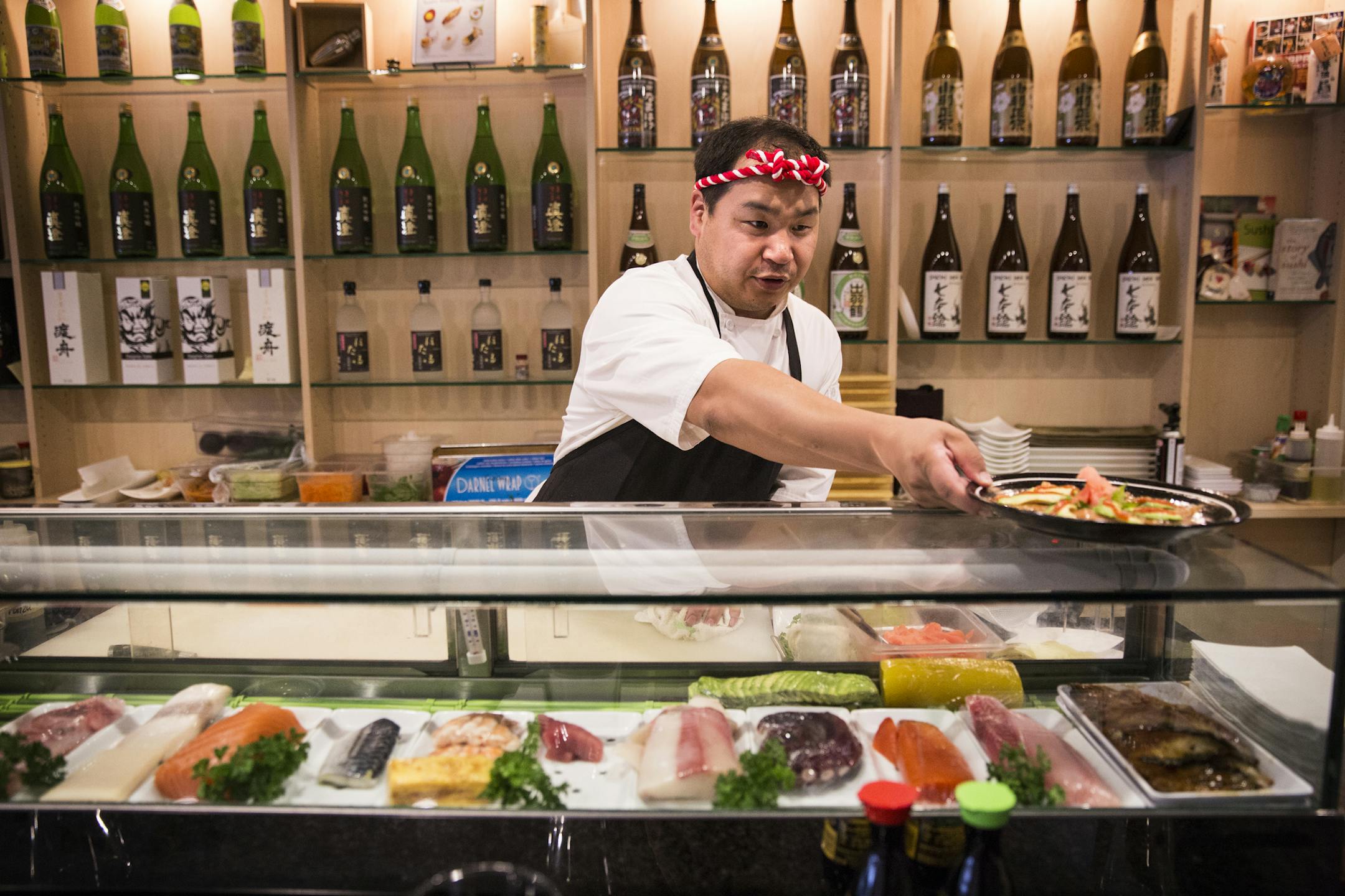 Owner Enkhbileg "Billy" Tserenbat prepares salmon carpaccio at Sushi Fix in Wayzata on Tuesday, July 1, 2015. ] LEILA NAVIDI leila.navidi@startribune.com / ORG XMIT: MIN1507031536280851