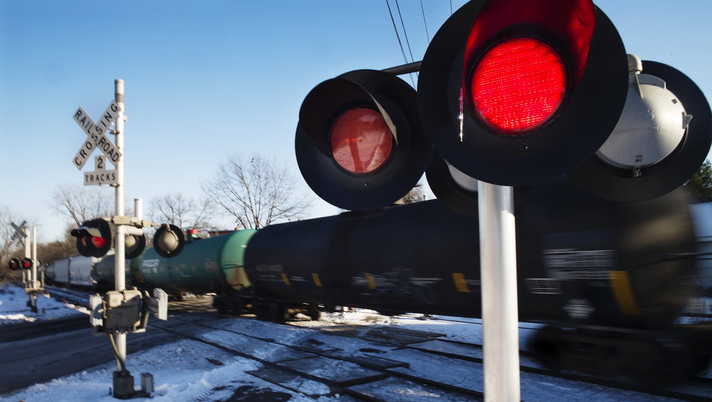 The Burlington Northern Railroad intersection on Como Ave in St. Paul has appeared in a new report . ] Richard Tsong-Taatarii/rtsong-taatarii@startribune.com