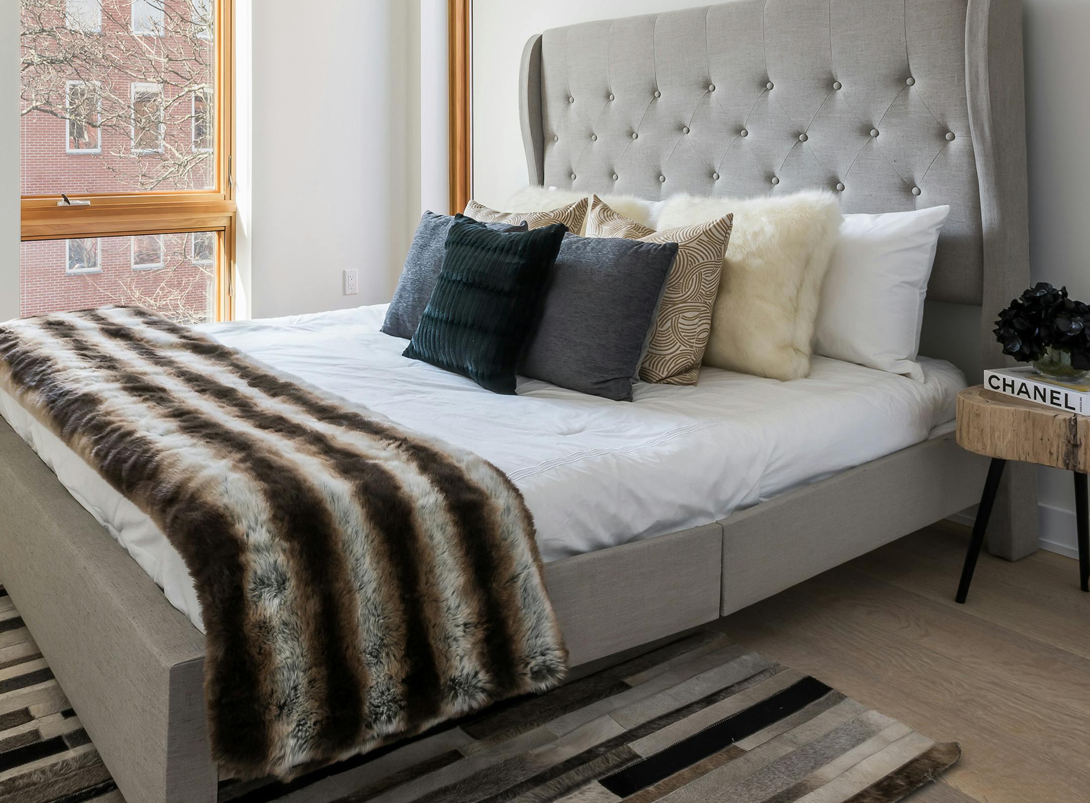 Look for ways to repeat pattern and color with your throws, like these stripes. (Design Recipes) ORG XMIT: 1219571