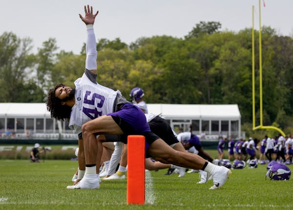 Vikings linebacker Troy Dye and his teammates stretched during the first day of training camp.