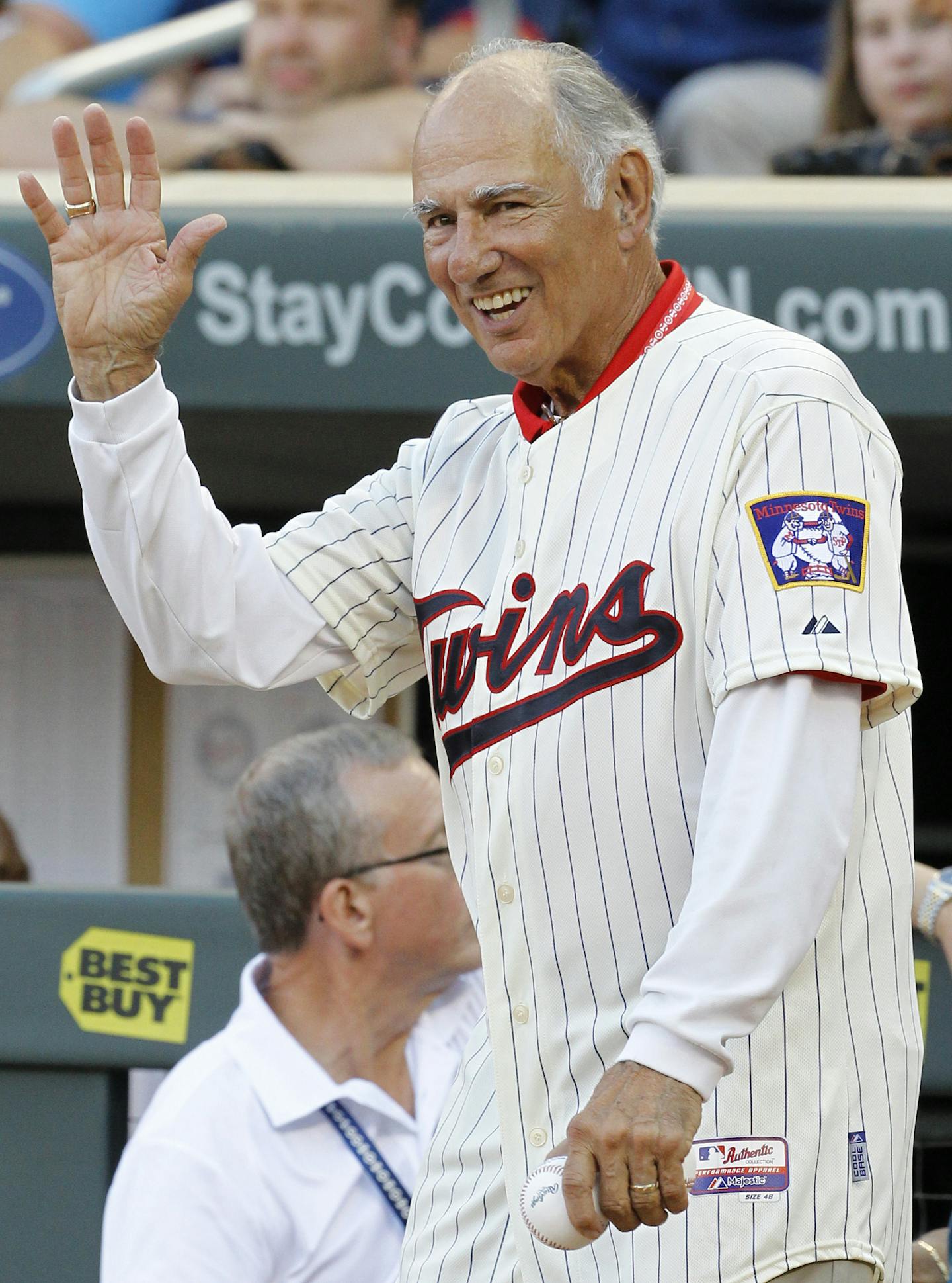 Former Minnesota Twins infielder Frank Quilici gestures to the crowd before a baseball game between the Minnesota Twins and the Seattle Mariners in Minneapolis, Saturday, Aug. 1, 2015. (AP Photo/Ann Heisenfelt) ORG XMIT: OTKAH103