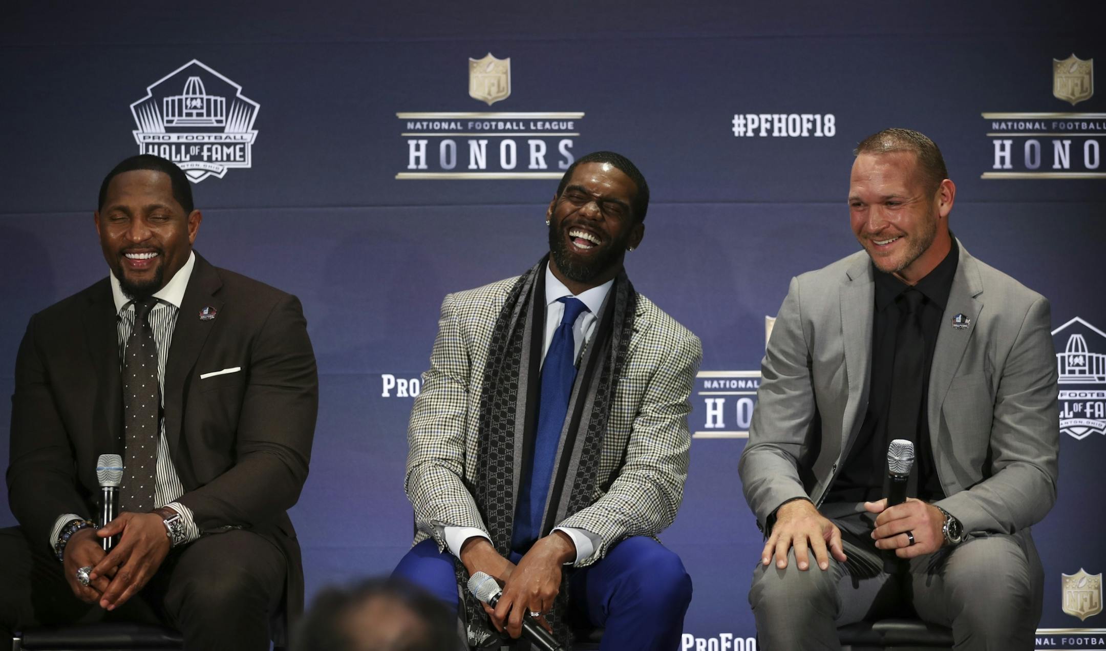 Randy Moss laughed at remarks by Brian Urlacher, right, while on the stage with the other members present for the presentation of this year's class of the Pro Football Hall of Fame. Ray Lewis is at left.