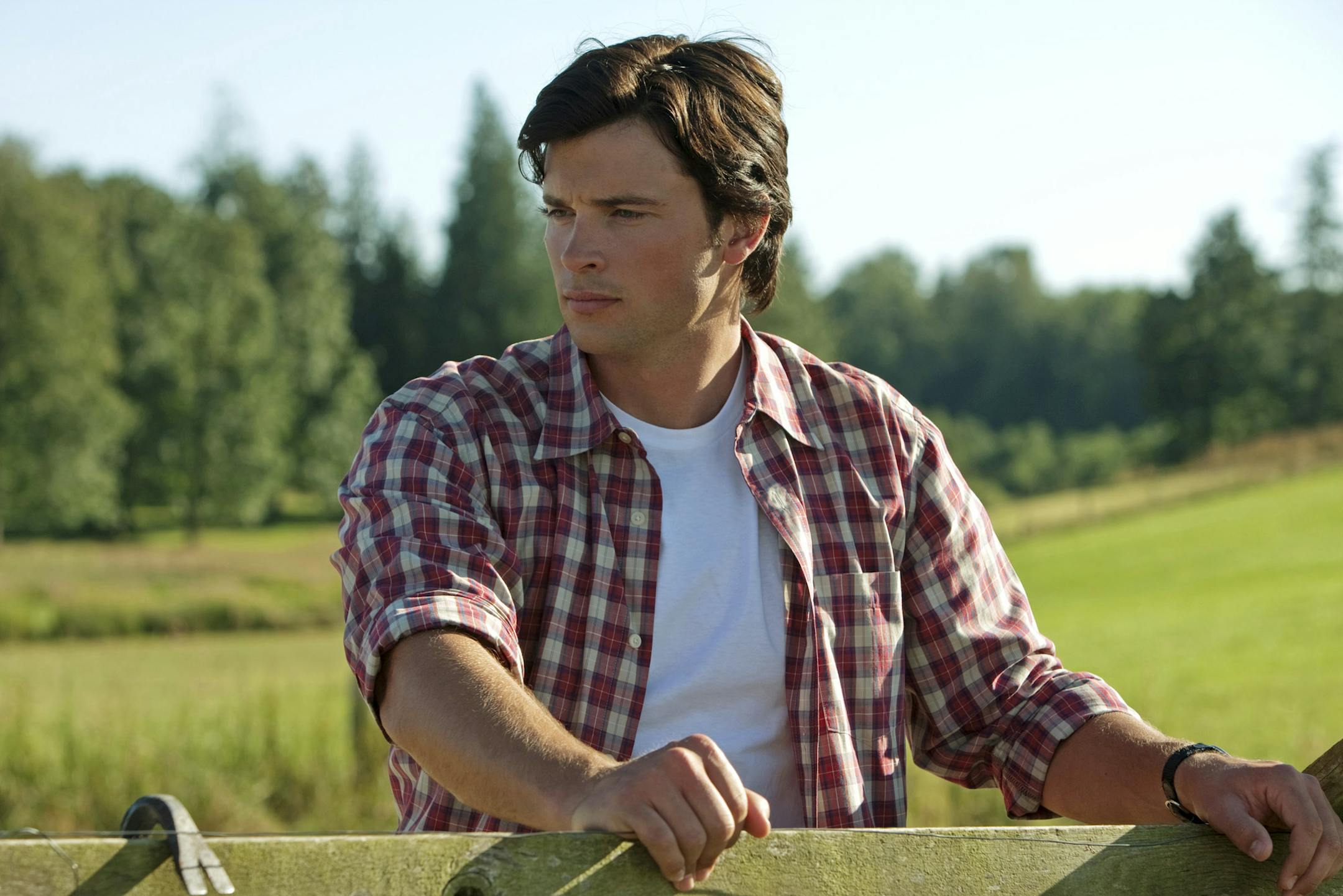 Tom Welling as Clark Kent in SMALLVILLE, on The CW Network. Photo: Jack Rowand/The CW ¬©2010 The CW Network, LLC. All Rights Reserved.