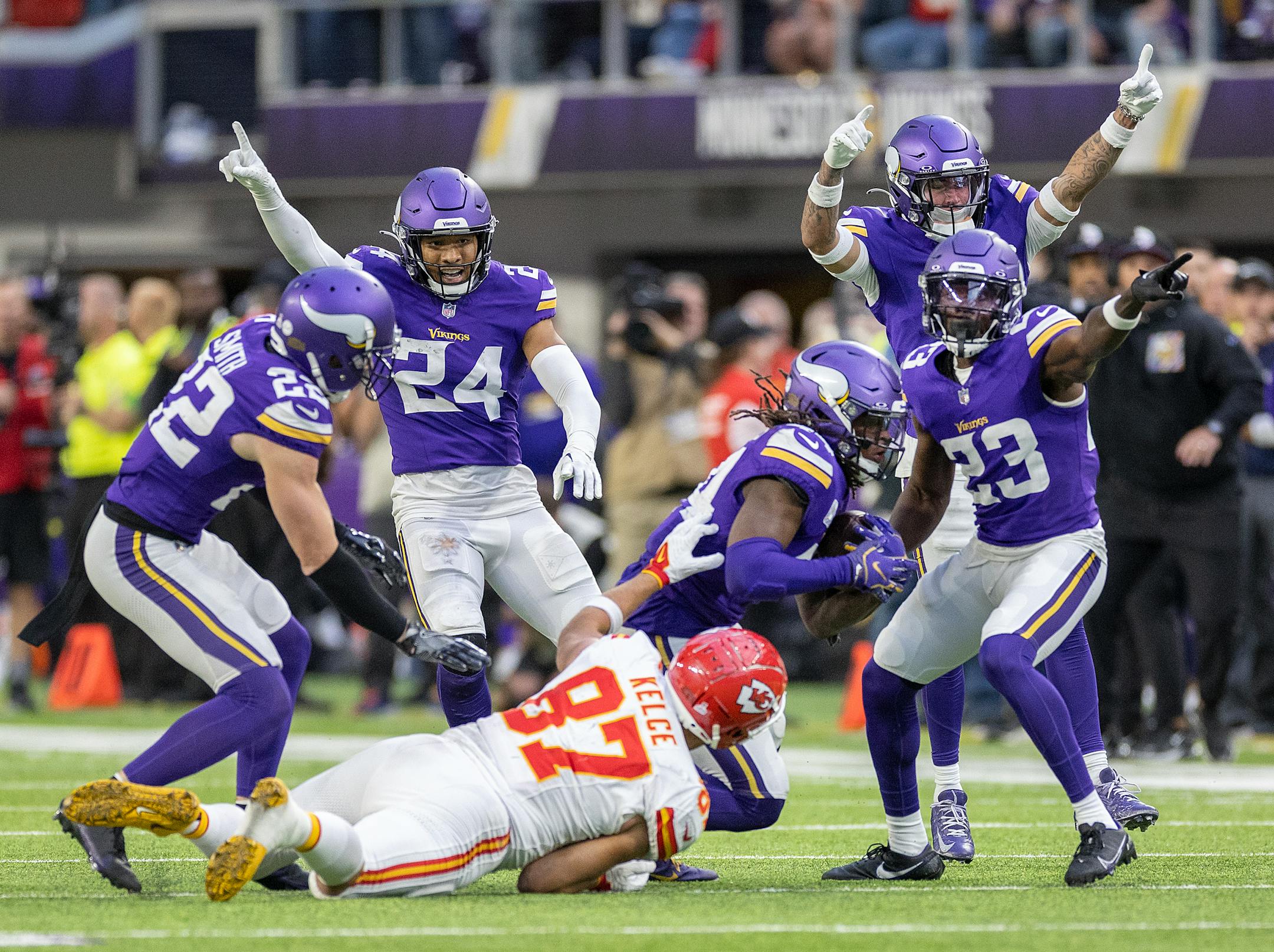 Vikings safety Josh Metellus (44) tackles Chiefs tight end Travis Kelce (87) in the third quarter. That ball was given back to Kansas City in this play.