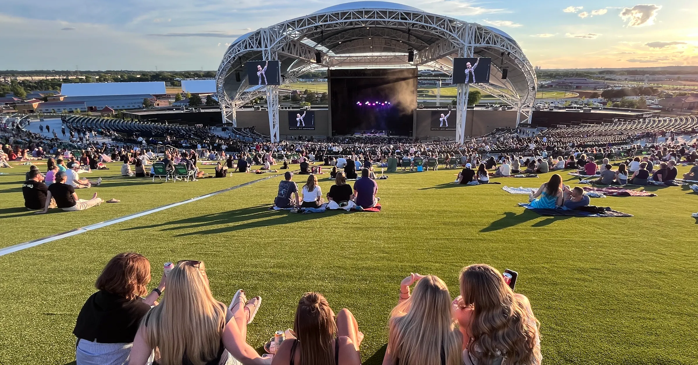 Shakopees riesiges, neues Mystic Lake Amphitheater wird pünktlich eröffnet ...