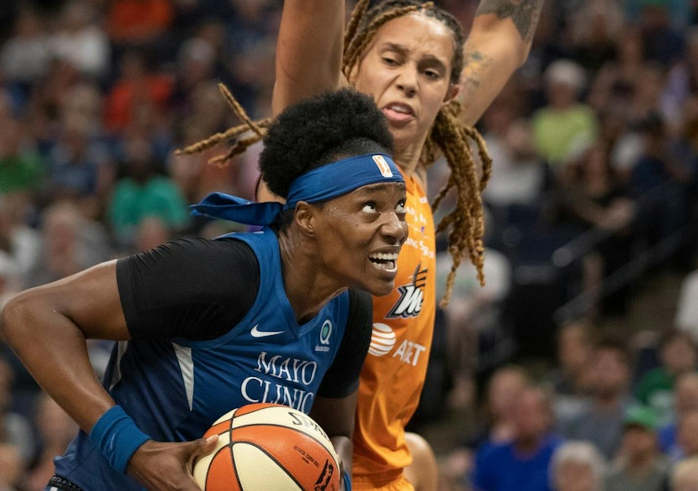 Sylvia Fowles outplays Brittany Griner on Sunday and established an all-time WNBA record for double-doubles.