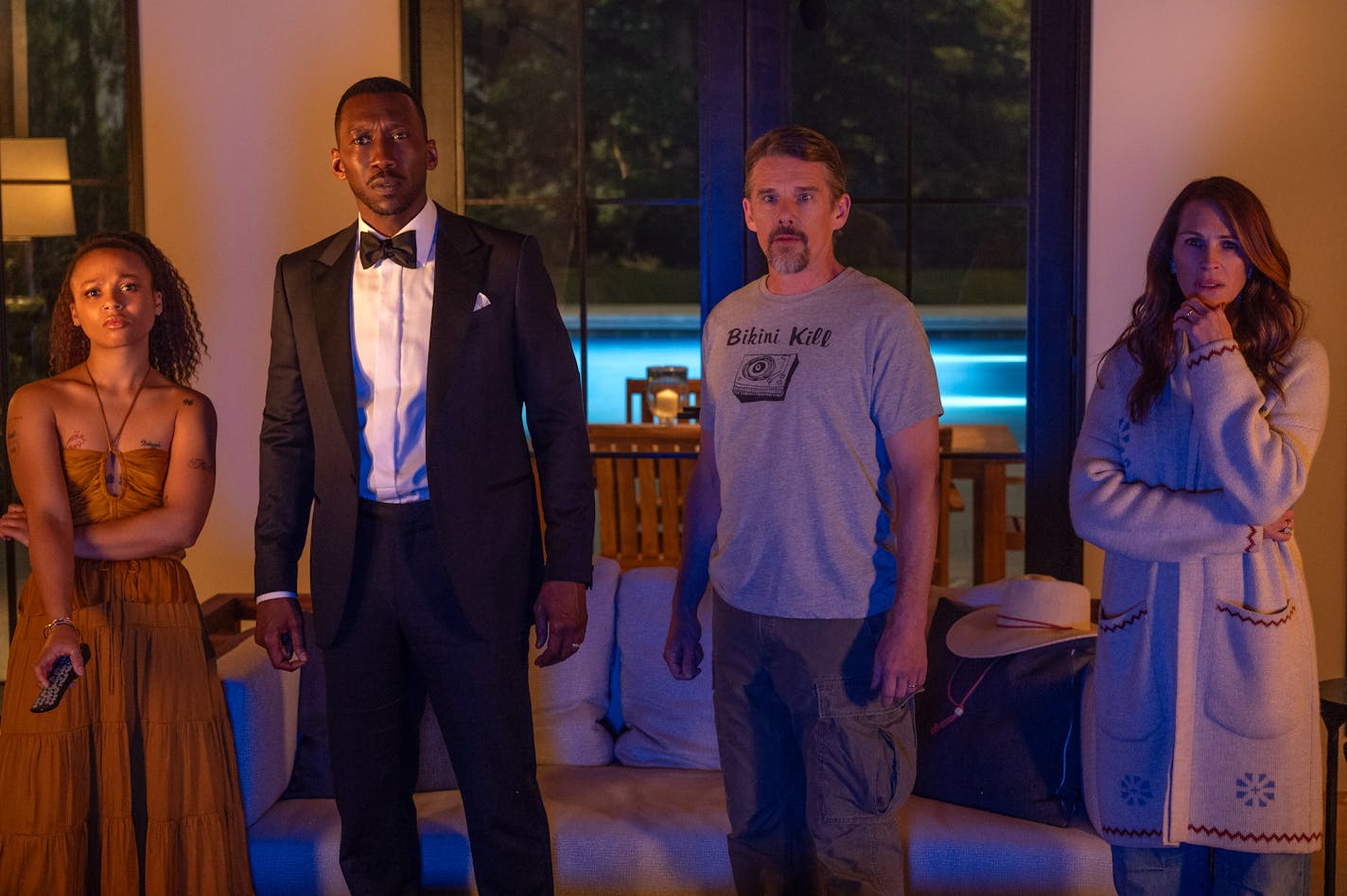 LEAVE THE WORLD BEHIND (2023) Myha'la as Ruth, Mahershala Ali as G.H., Ethan Hawke as Clay and Julia Roberts as Amanda. CR: JoJo Whilden/NETFLIX