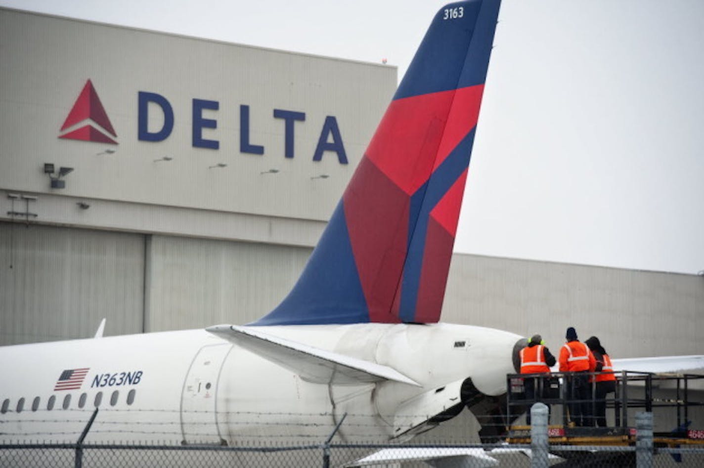 Delta Air Lines distributed its largest profit bonus to workers on Friday.