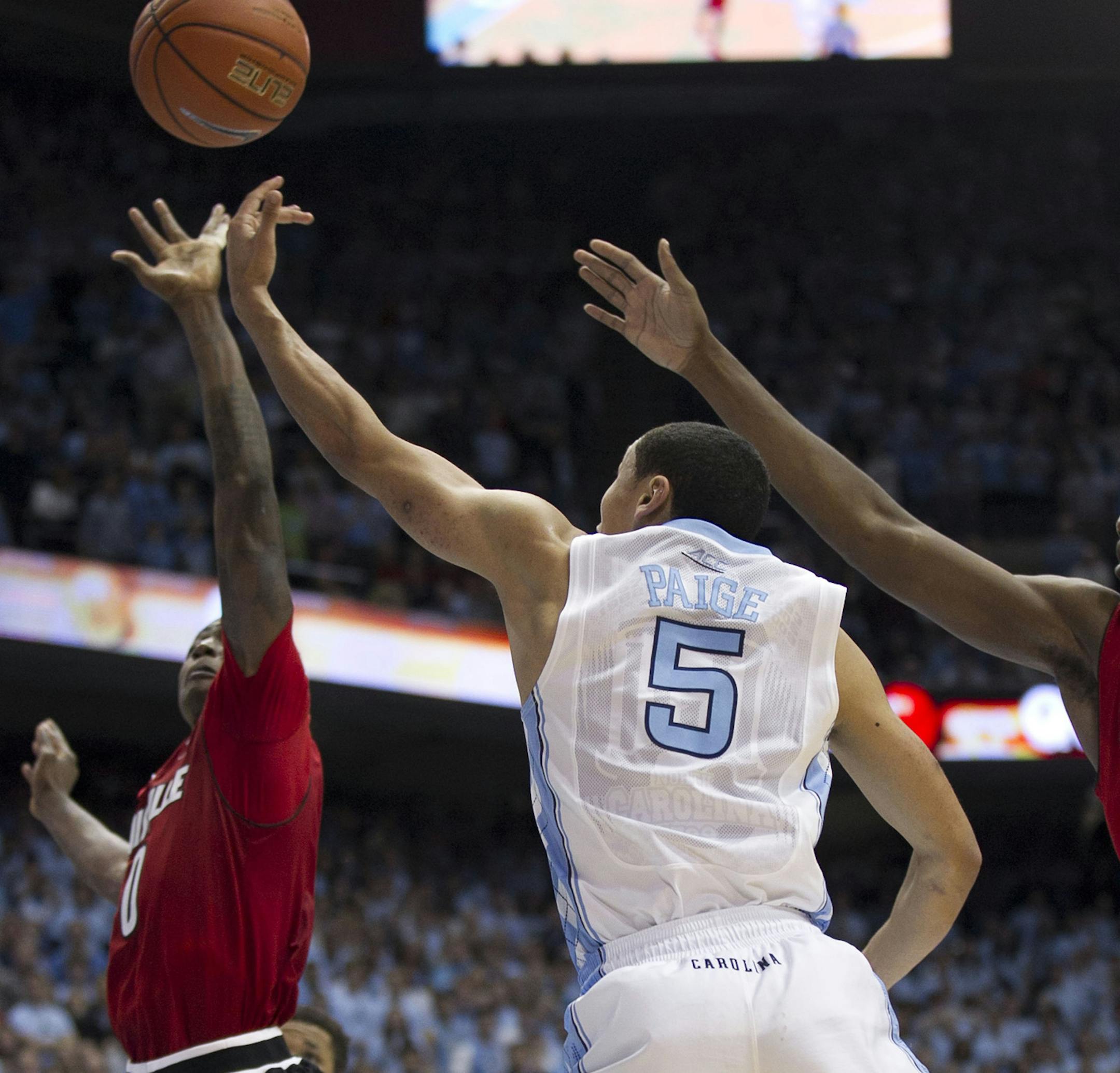 North Carolina's Marcus Paige (5) drives to the basket against Louisville's Terry Rozier (0) with nine seconds to play on Saturday, Jan. 10, 2015, at the Smith Center in Chapel Hill, N.C. The host Tar Heels won, 72-71. (Robert Willett/Raleigh News & Observer/TNS)