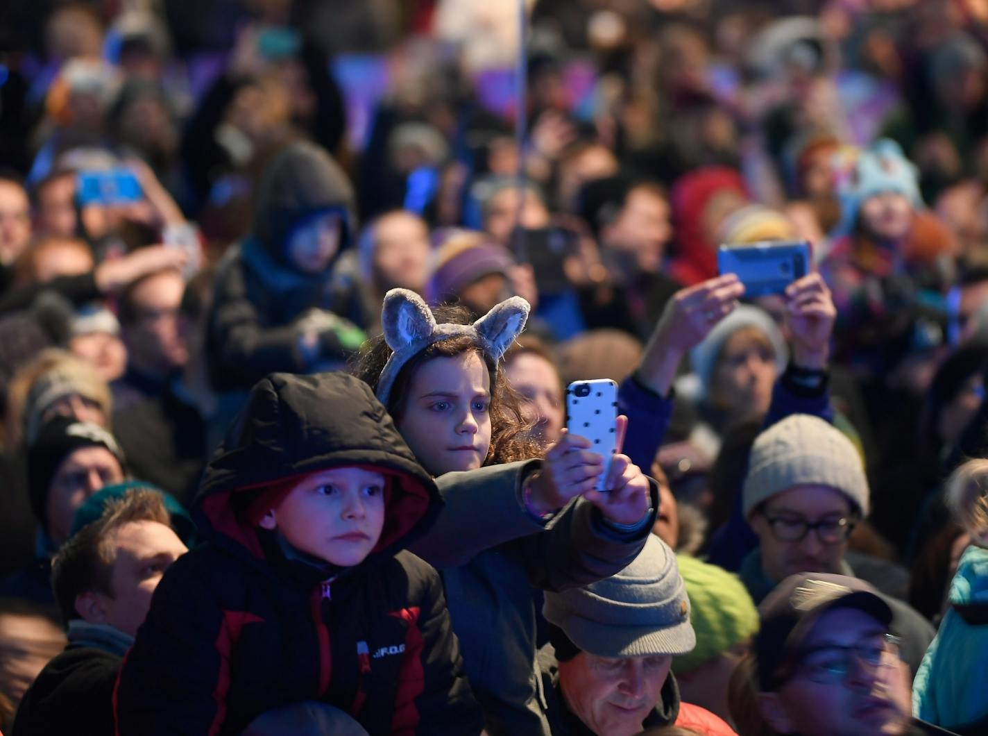 A few thousand showed up to watch Idina Menzel sing Frozen's "Let It Go" Friday night at a free concert on Nicollet Mall.