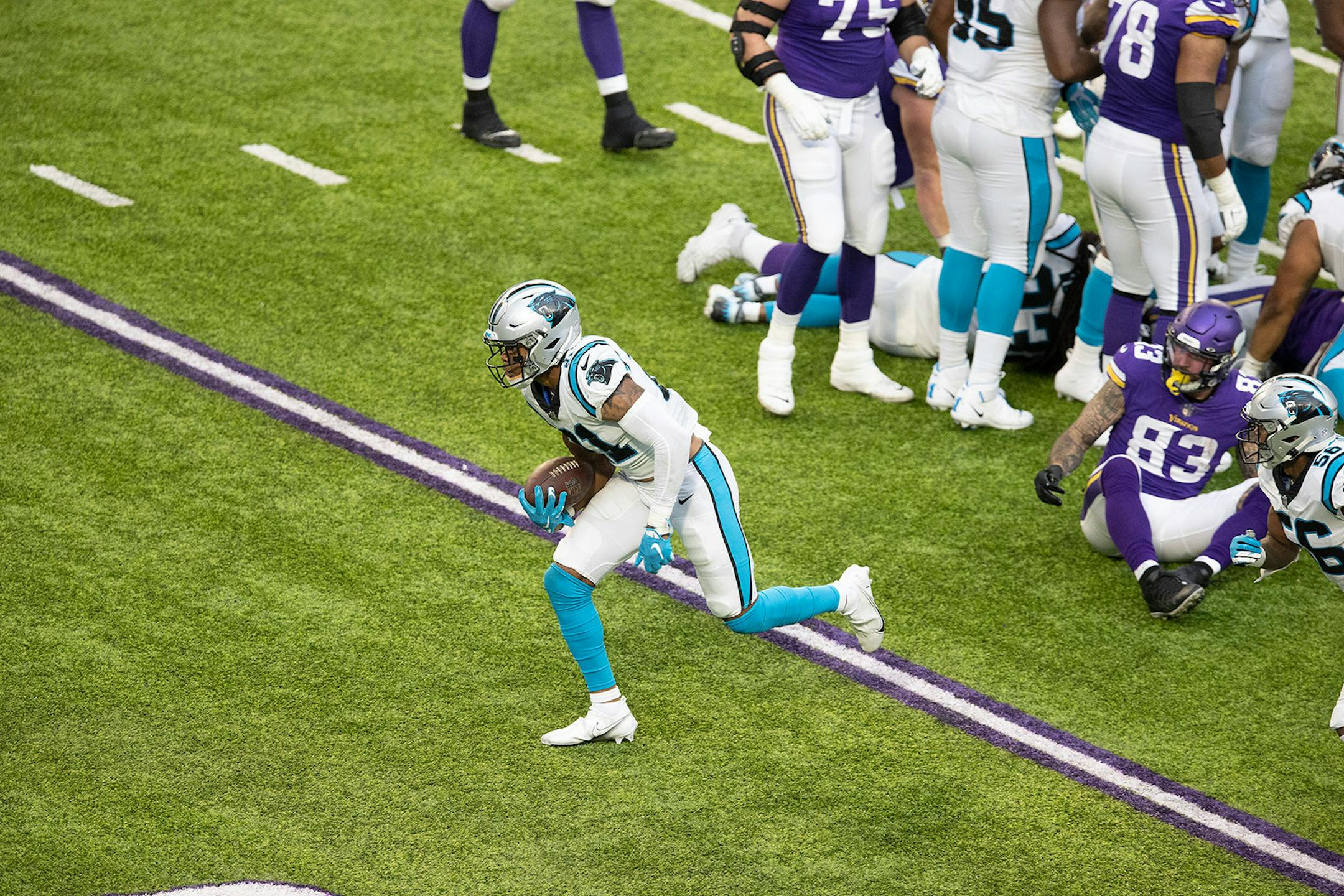 Carolina Panthers outside linebacker Jeremy Chinn (21) picked up a fumbled in the third quarter and returned it for a touchdown.