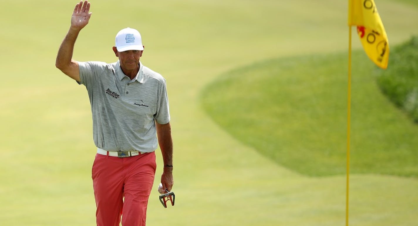 Tom Lehman tipped his cap to the gallery on Sunday.