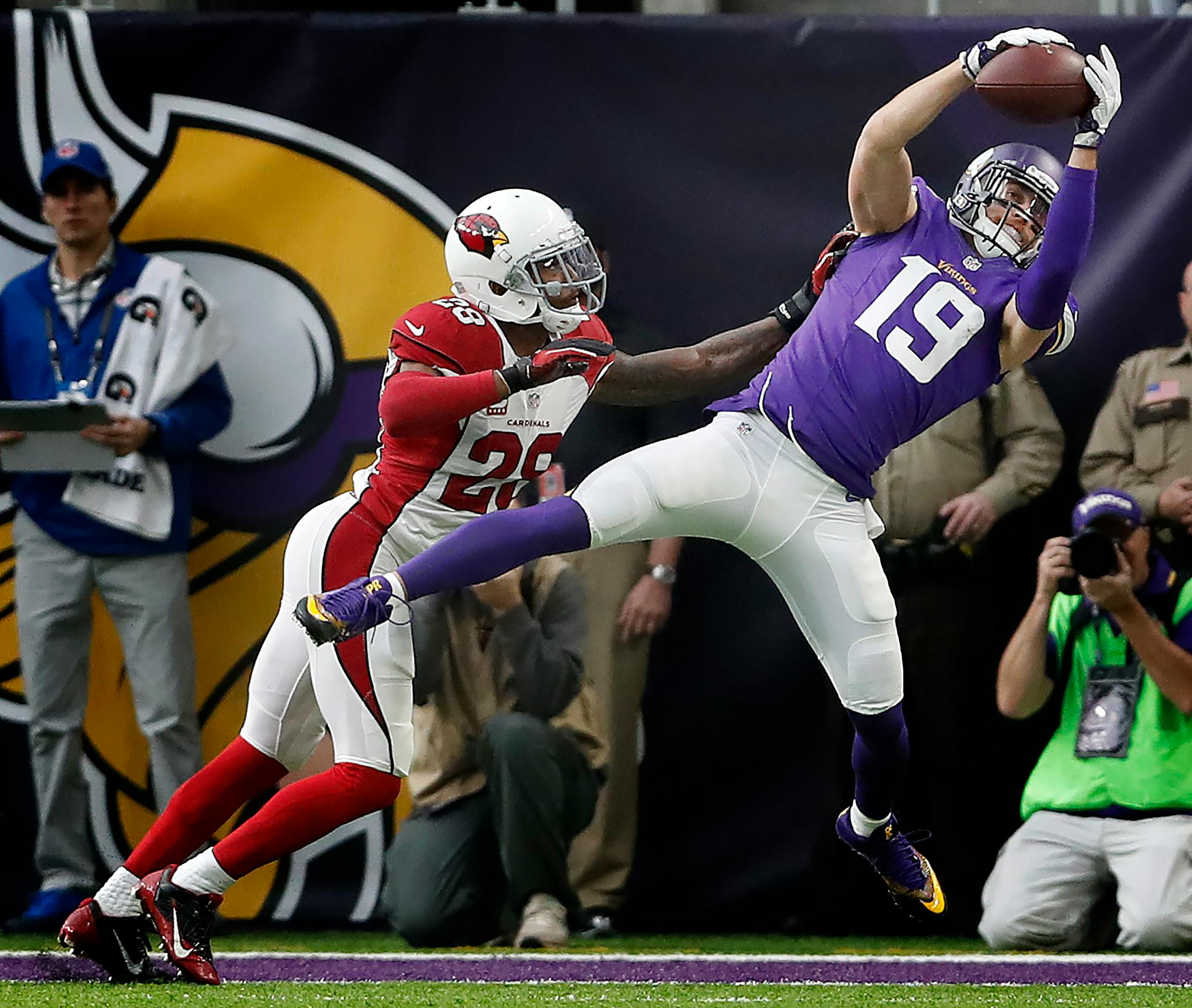 Adam Thielen (19) hauled in a pass for a 16-yard touchdown in the first quarter. ] CARLOS GONZALEZ cgonzalez@startribune.com - November 20, 2016, Minneapolis, MN, US Bank Stadium, NFL, Minnesota Vikings vs. Arizona Cardinals