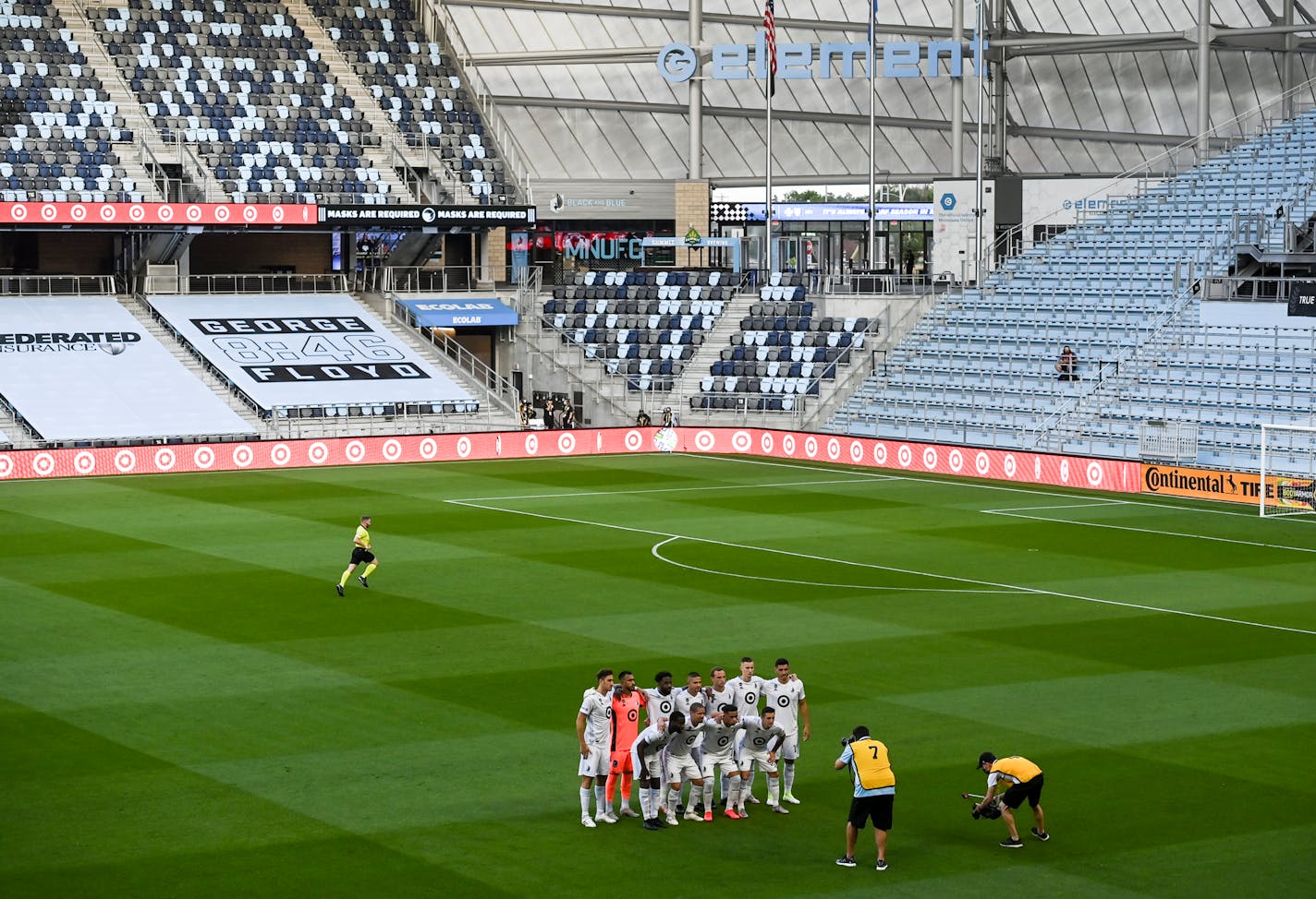 Minnesota United players took a team photo before Friday night's game against Sporting Kansas City.