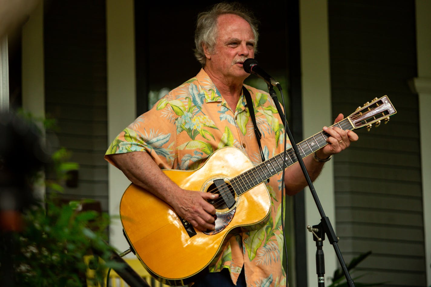 [A front yard performance by guitarist Pat Donohue of "Praire Home Companion" was hosted at Dick CohnÕs home in St. Paul Friday, August 7, 2020. NICOLE NERI ¥ Special to the Star Tribune] Guitarist Pat Donohue of "Praire Home Companion" plays a show at Dick CohnÕs home in St. Paul Friday, August 7, 2020.