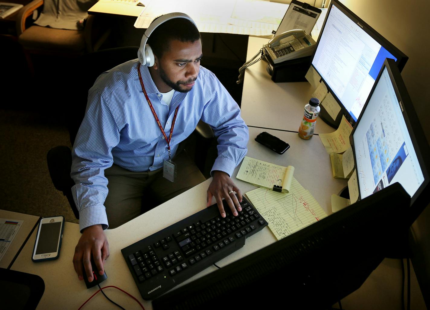 Karl Battle an analyst-operations civilian employee for the St. Paul Police department worked at his desk Wednesday Feb 24, 2016 in St. Paul, MN. ] St. Paul police hired their first crime analysts in hopes that the two civilians can help police use old crime statistics to fight future crime. Jerry Holt/Jerry.Holt@Startribune.com