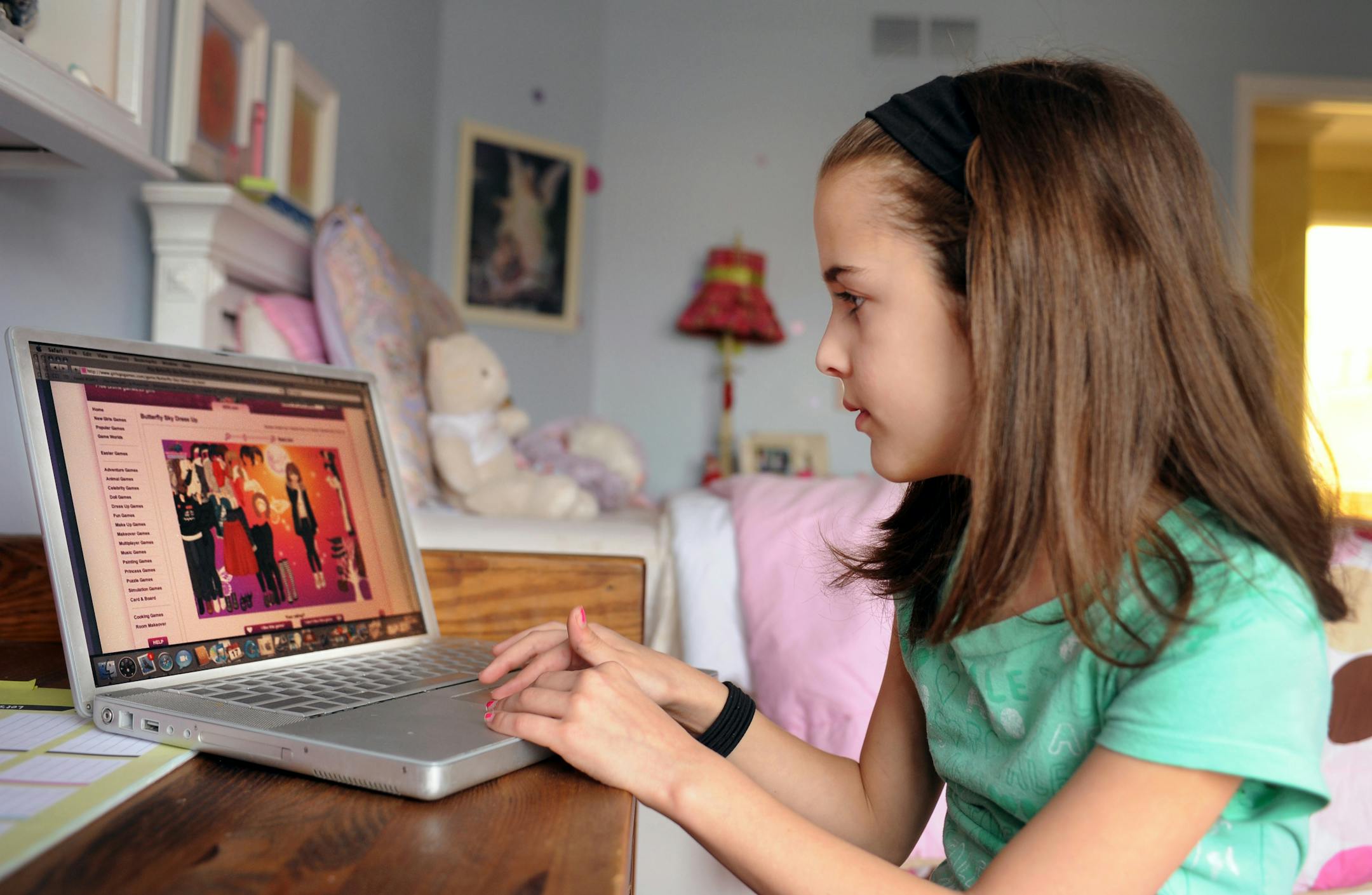 Kelsey Mauger, 8, of North Wales, Pennsylvania, sits at her icomputer, playing in the virtual world, March 25, 2010. ( Sharon Gekoski-Kimmel/Philadelphia Inquirer/MCT)