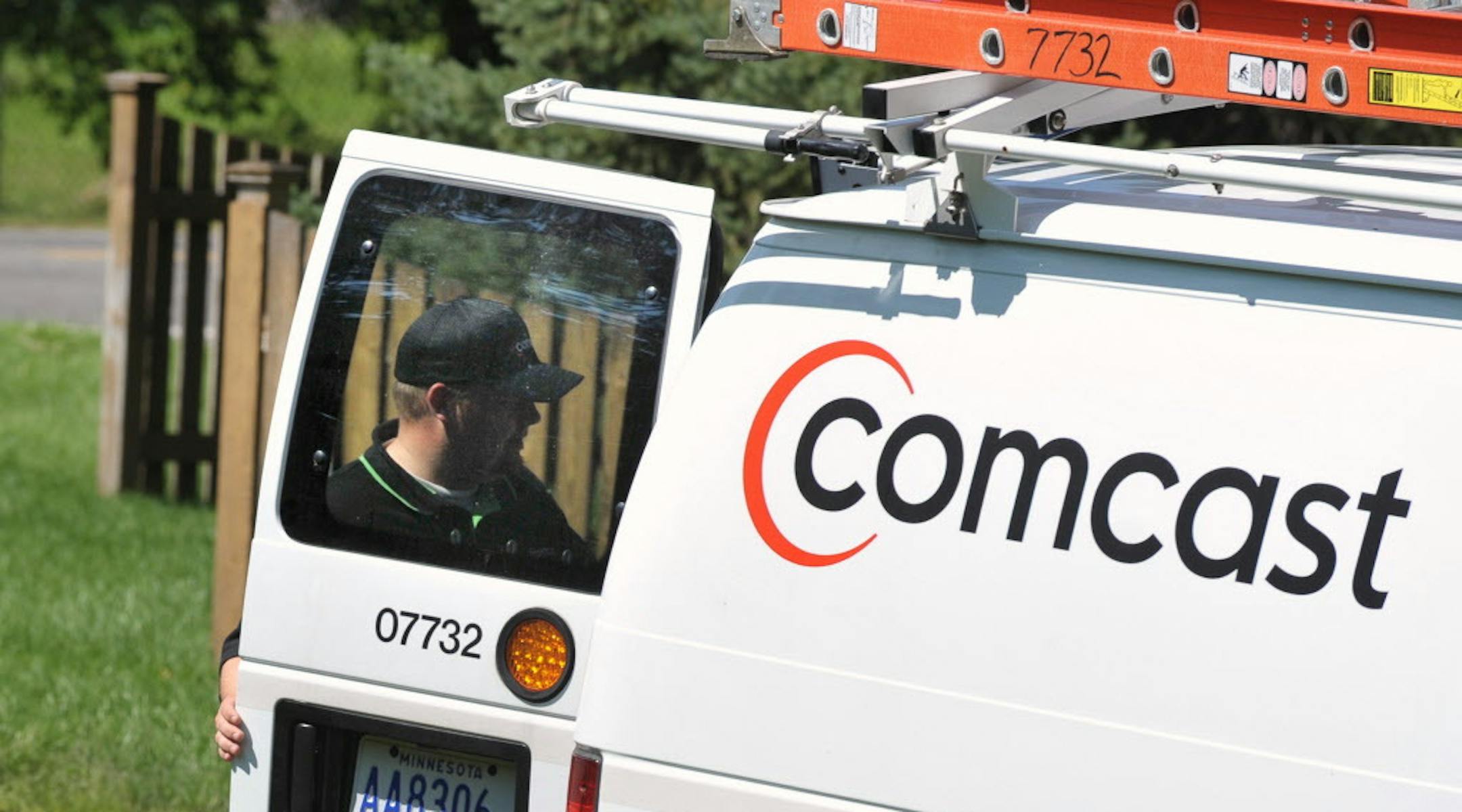 GLEN STUBBE &#xac;&#x2022; gstubbe@startribune.com -- Monday, August 24, 2009 -- Hopkins, Minn. -- Comcast technician Neil Gibbons checked a Hopkins customer's devices and signal strength. ORG XMIT: MIN2013022015533852 ORG XMIT: MIN1302201556125109