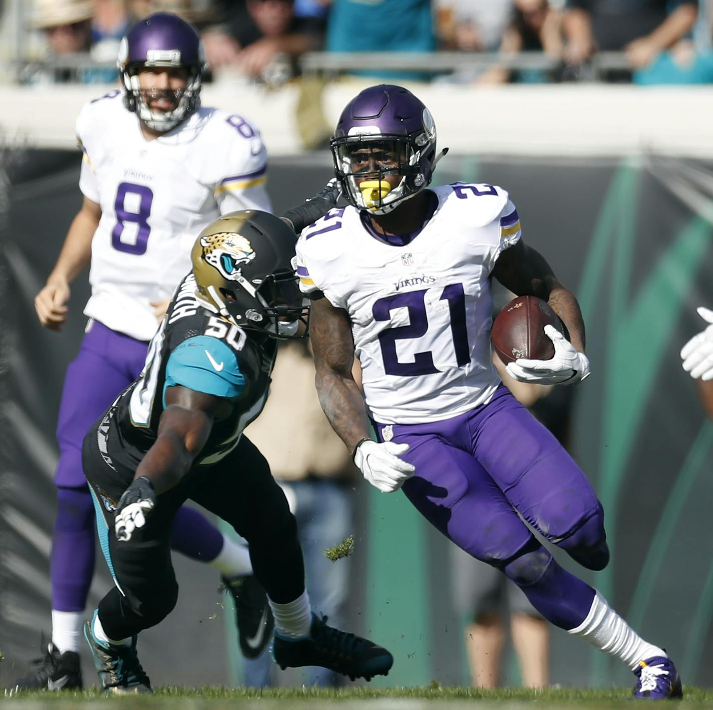 Minnesota Vikings running back Jerick McKinnon (21) cut back on Jacksonville Jaguars outside linebacker Telvin Smith (50) picking up a first down in the second quarter at EverBank field Sunday December 11,2016 in Jacksonville, Florida. ] The Vikings played the Jacksonville Jaguars at EverBank Feld. Jerry Holt / jerry. Holt@Startribune.com