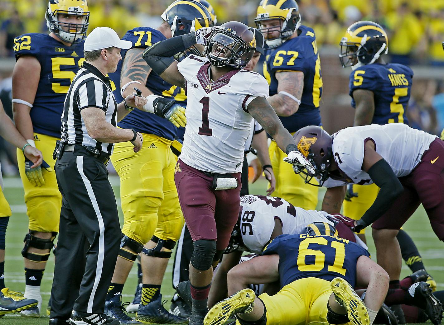 Minnesota linebacker De'Niro Laster (1)