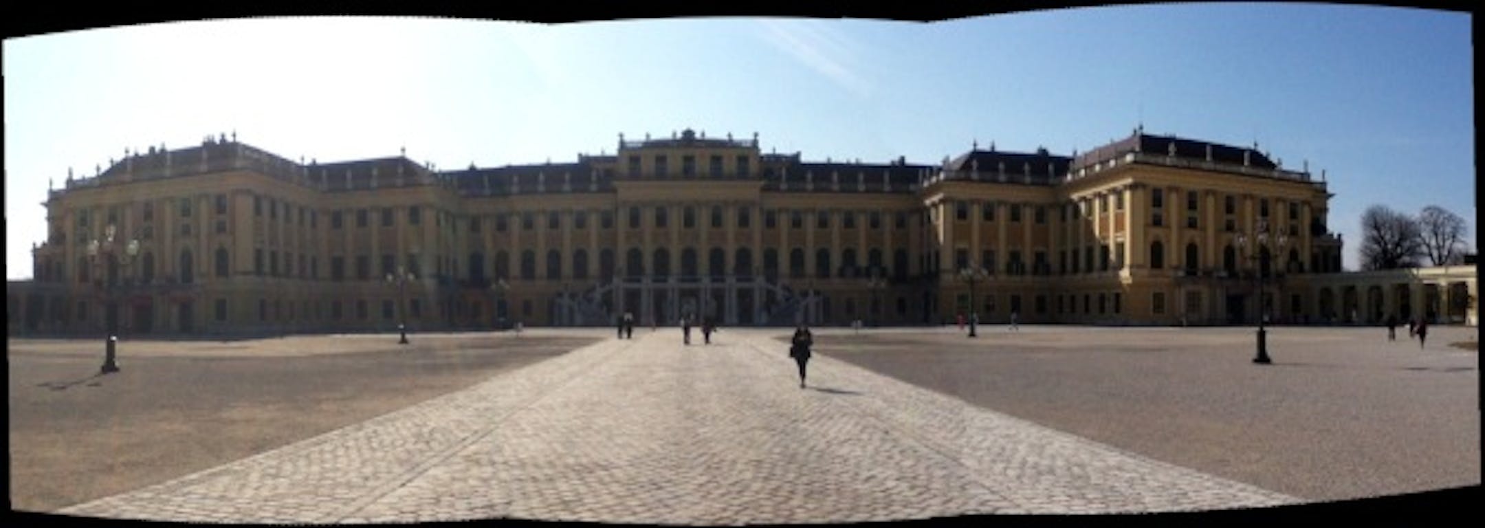 The front of the Schönbrunn Palace
