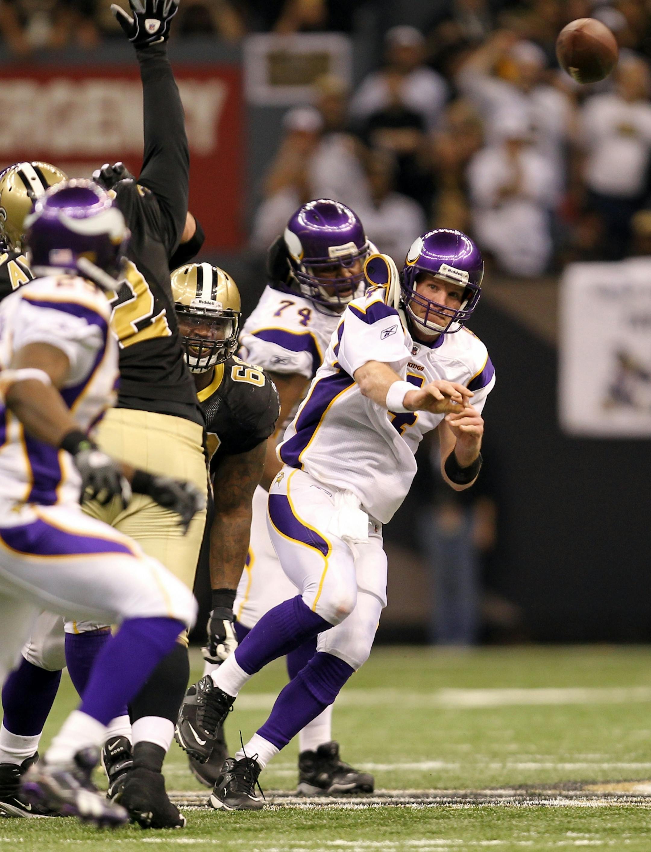 Vikings quarterback Brett Favre (4)