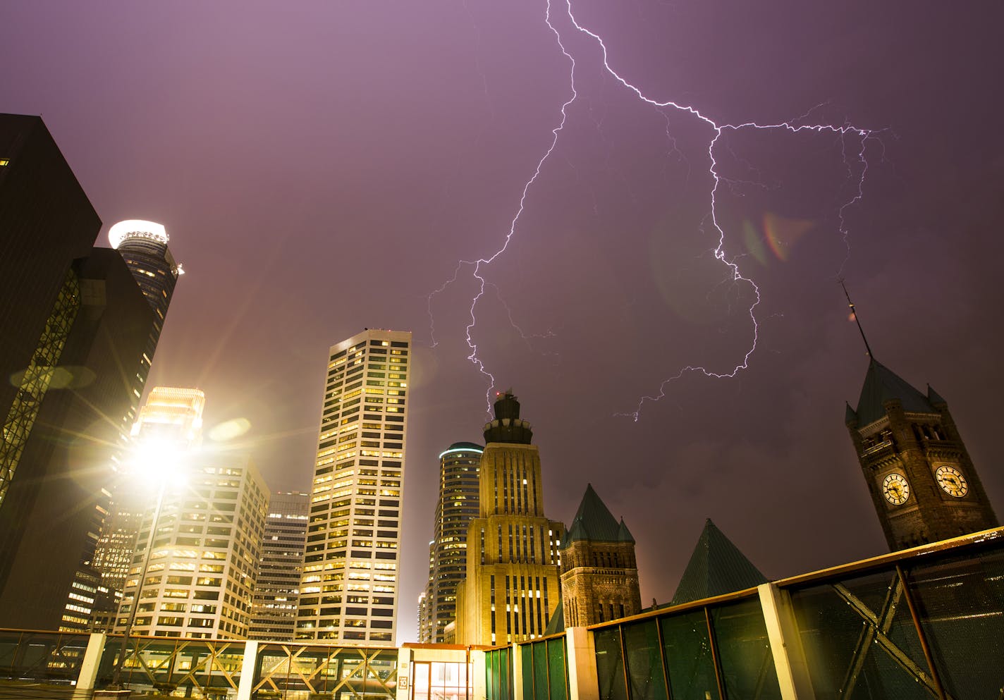 Lightning over downtown Minneapolis during a thunderstorm. ] (Leila Navidi/Star Tribune) leila.navidi@startribune.com BACKGROUND INFORMATION: Thunderstorms in Minneapolis on Wednesday, September 21, 2016.