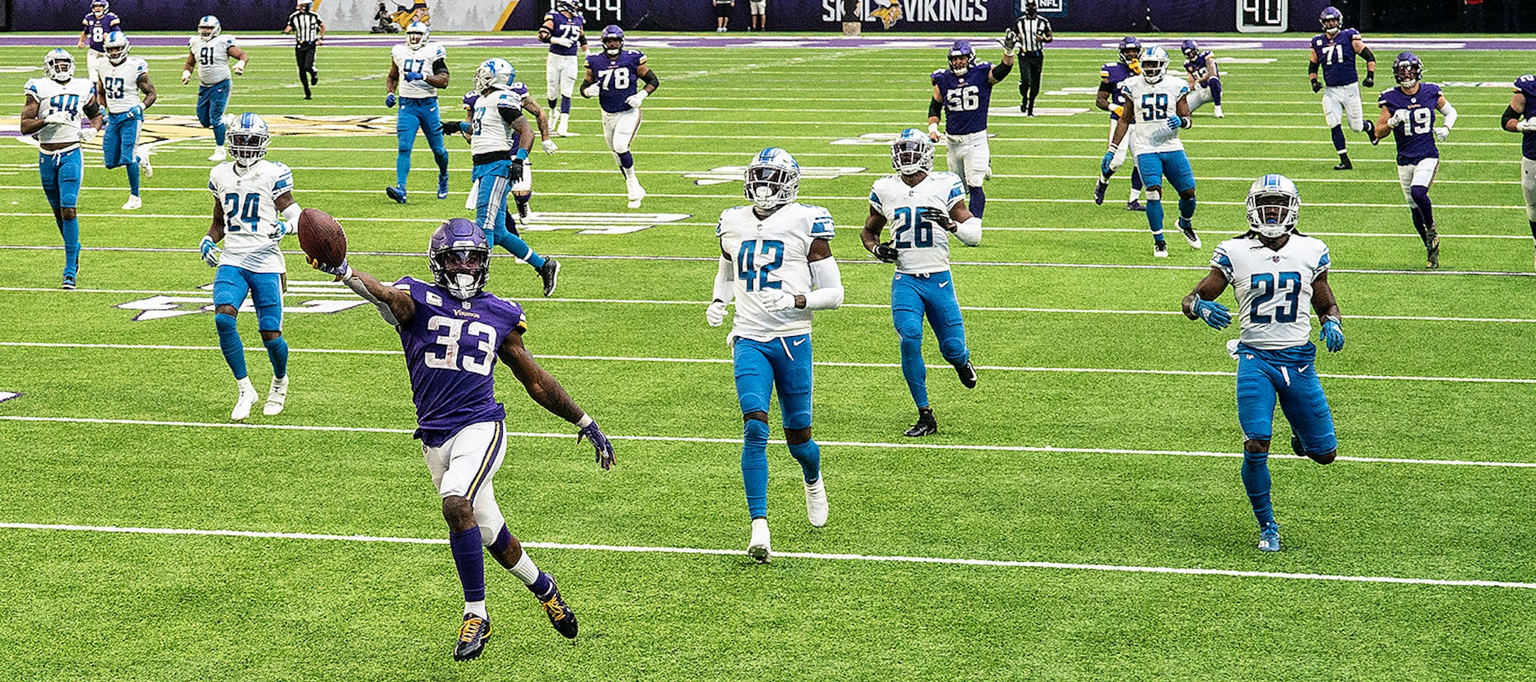 Minnesota Vikings running back Dalvin Cook (33) scored on a 70 yard touchdown run in the fourth quarter.