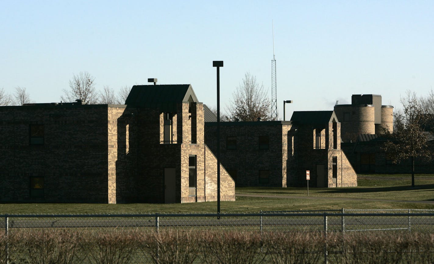 KYNDELL HARKNESS &#x2022; kharkness@startribune.com Shakopee women's prison had a fence and hedges that surround the property.