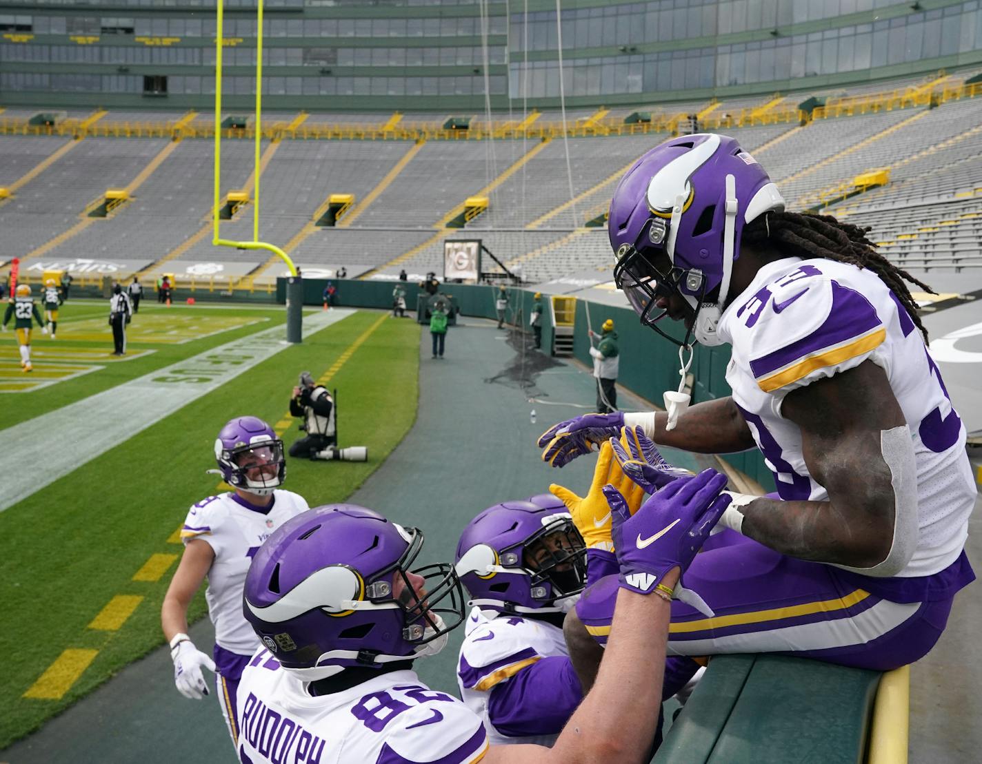 Dalvin Cook (33) celebrated a touchdown in the first quarter.