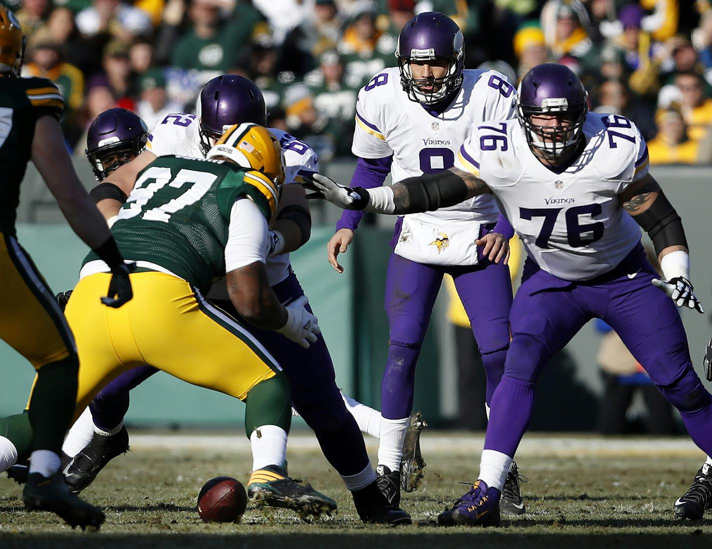 Vikings center Nick Easton (62) miss snapped the ball and turned it over in the second quarter. ] CARLOS GONZALEZ cgonzalez@startribune.com - December 24, 2016, Green Bay, WI, Lambeau Field, NFL, Minnesota Vikings vs. Green Bay Packers