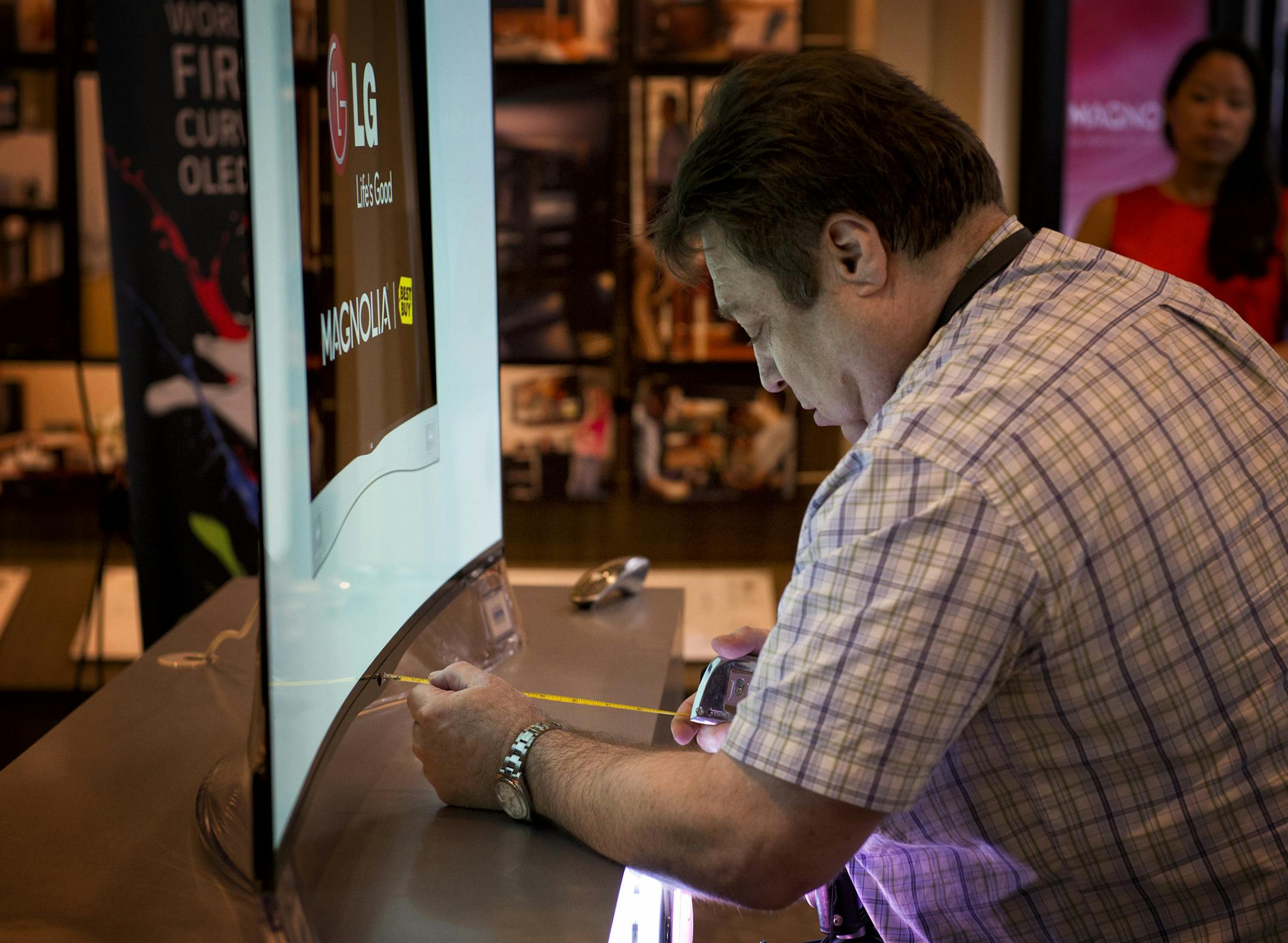 Gary Merson, editor of the tech website HD Guru, took precise measurements of the new unit to calculate the exact degree of curvature.