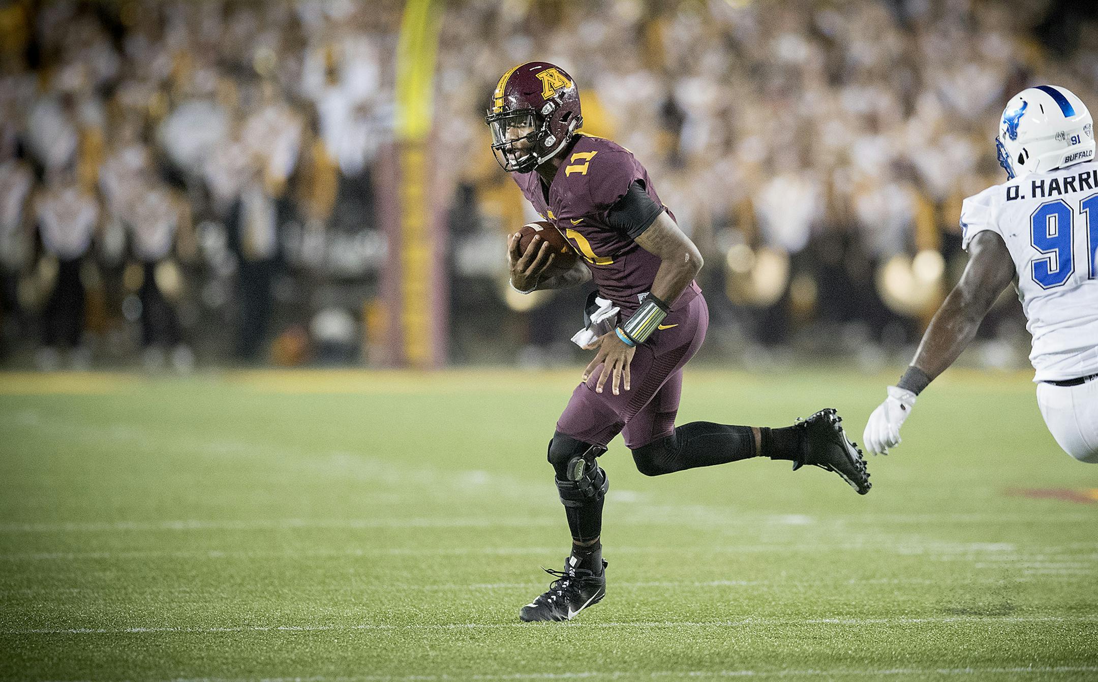 Minnesota's quarterback Demry Croft looked for an opening during the fourth quarter as the Gophers took on the Buffalo Bulls at TCF Bank Stadium, Thursday, August 31, 2017 in Minneapolis, MN. ] ELIZABETH FLORES ï liz.flores@startribune.com
